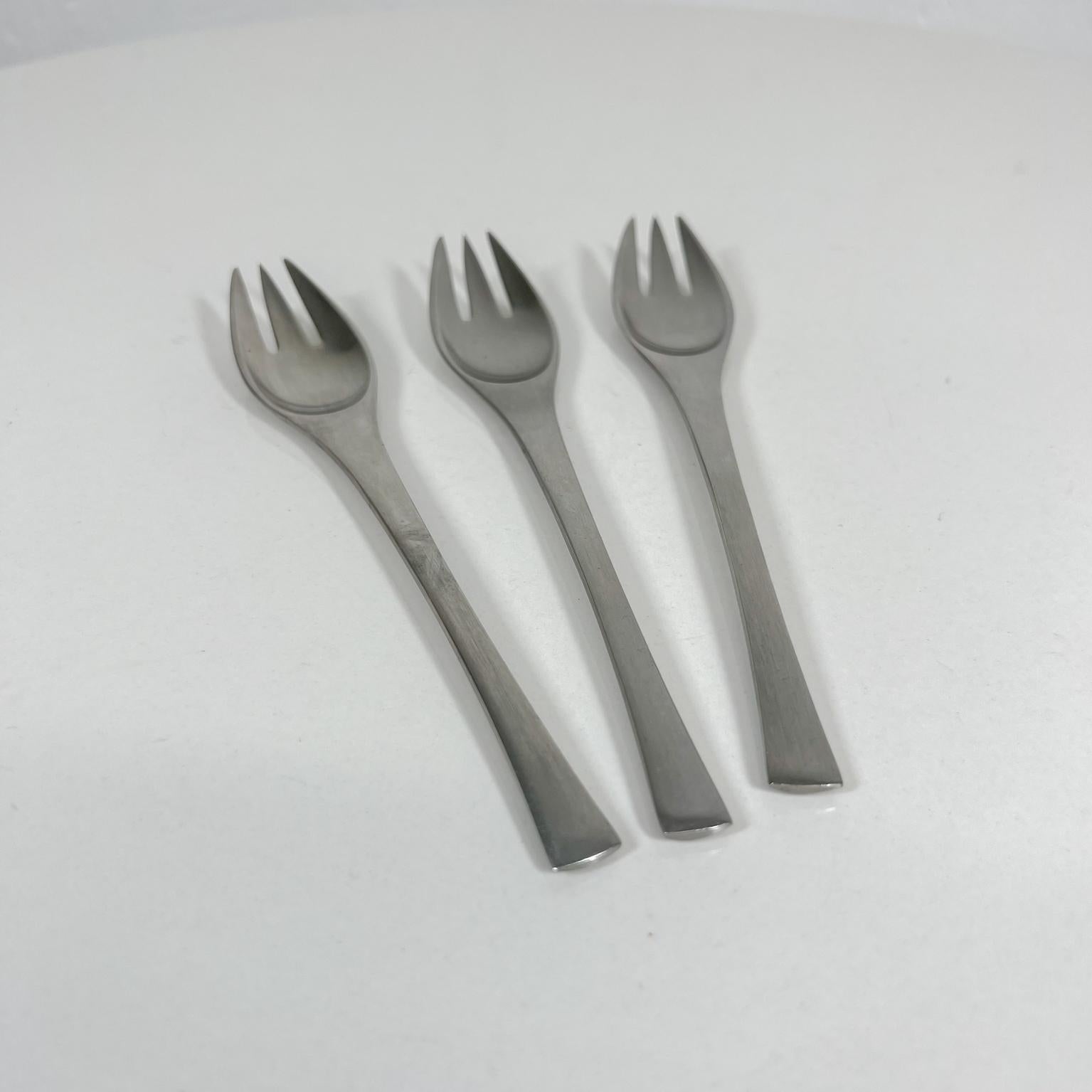 1950s Vintage Danish Modern Dansk IHQ Set of 3 small Forks Odin Germany
Designed by Jens Quistgaard Maker stamped
Stainless Steel
6.88 x 1.13
Preowned with wear and use present
Original unrestored vintage condition.
See all images provided.