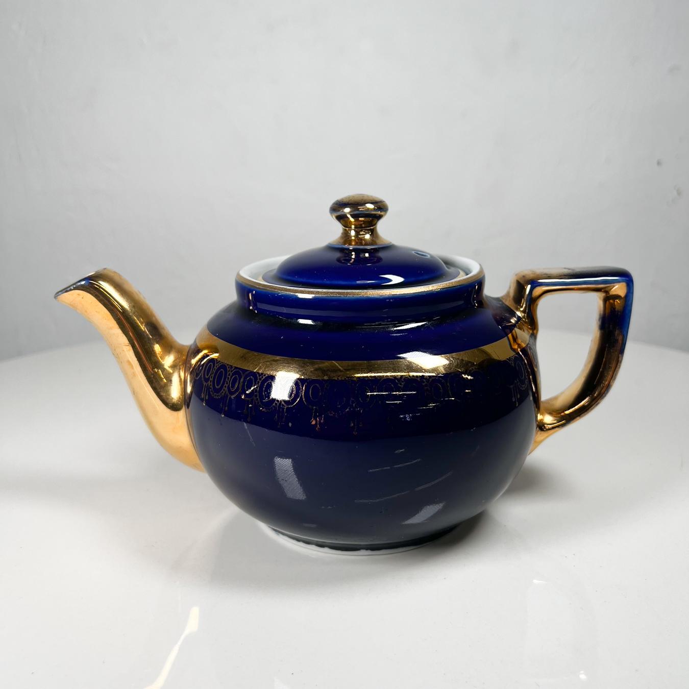 Vintage Modern decorative cobalt blue and gold hall China tea pot.
Stamped 4 cup USA
Measures: 8.63 wide x 5.25 deep x 5 tall
Preowned vintage condition.
Some areas are faded due to vintage wear. No nicks. Lovely presentation.
Review images