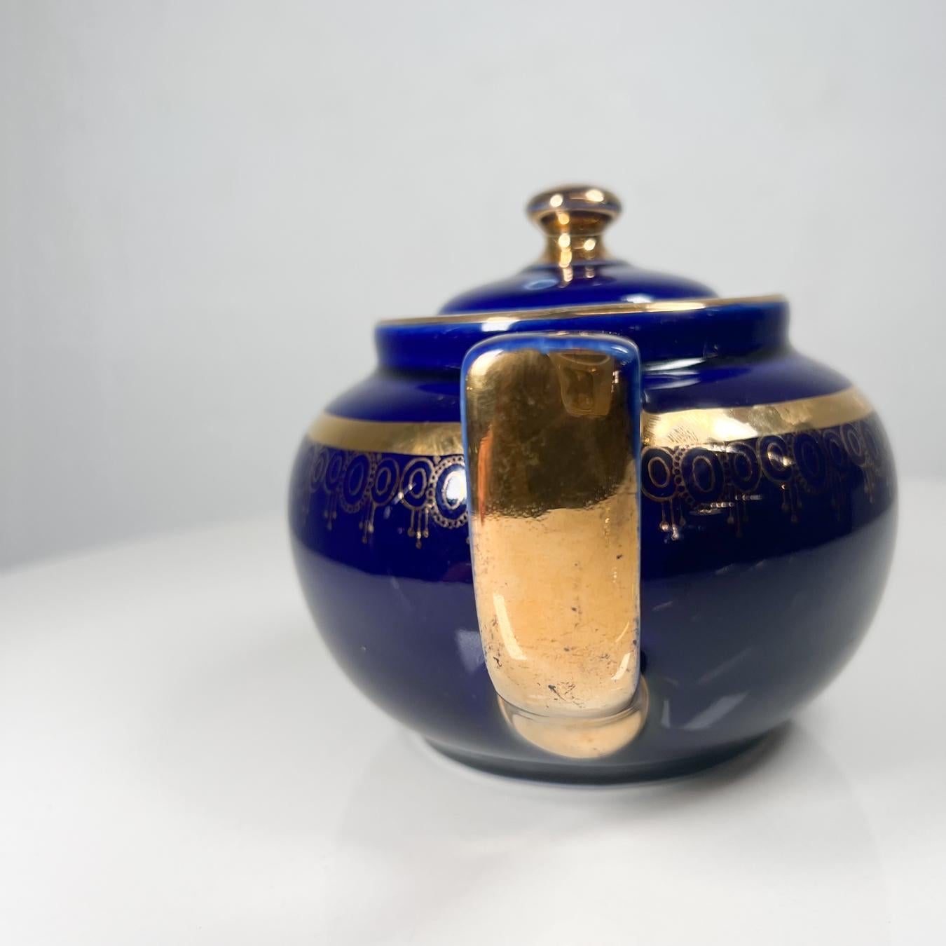 Milieu du XXe siècle Théière décorative moderne en verre bleu cobalt et or des années 1950, États-Unis en vente