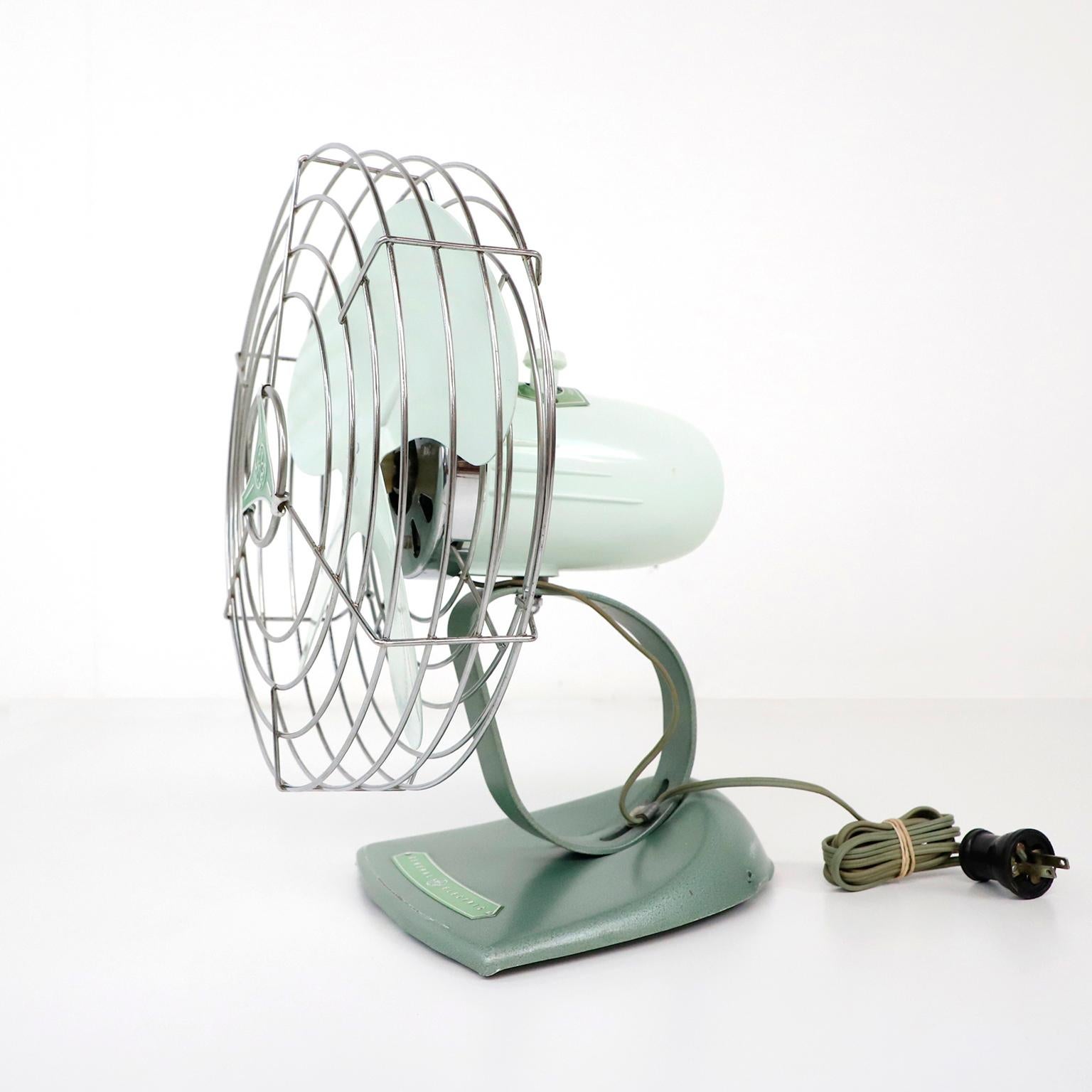 1950s Modern Electric Fan by General Electric in fantastic conditions, working at perfection.