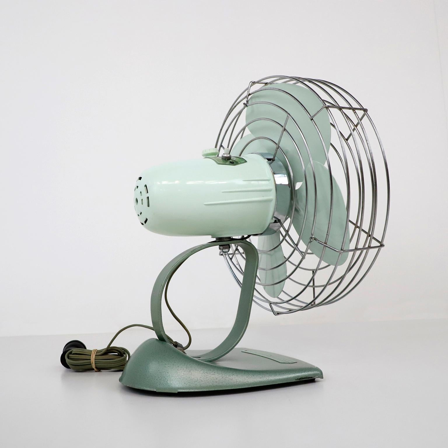 1950s Modern Electric Fan by General Electric In Good Condition For Sale In Mexico City, CDMX