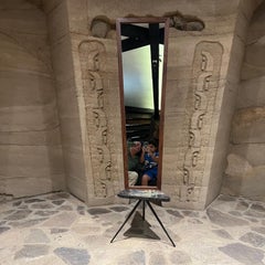 Specchio da terra francese moderno degli anni '50 Base a treppiede in marmo e metallo dalla Francia