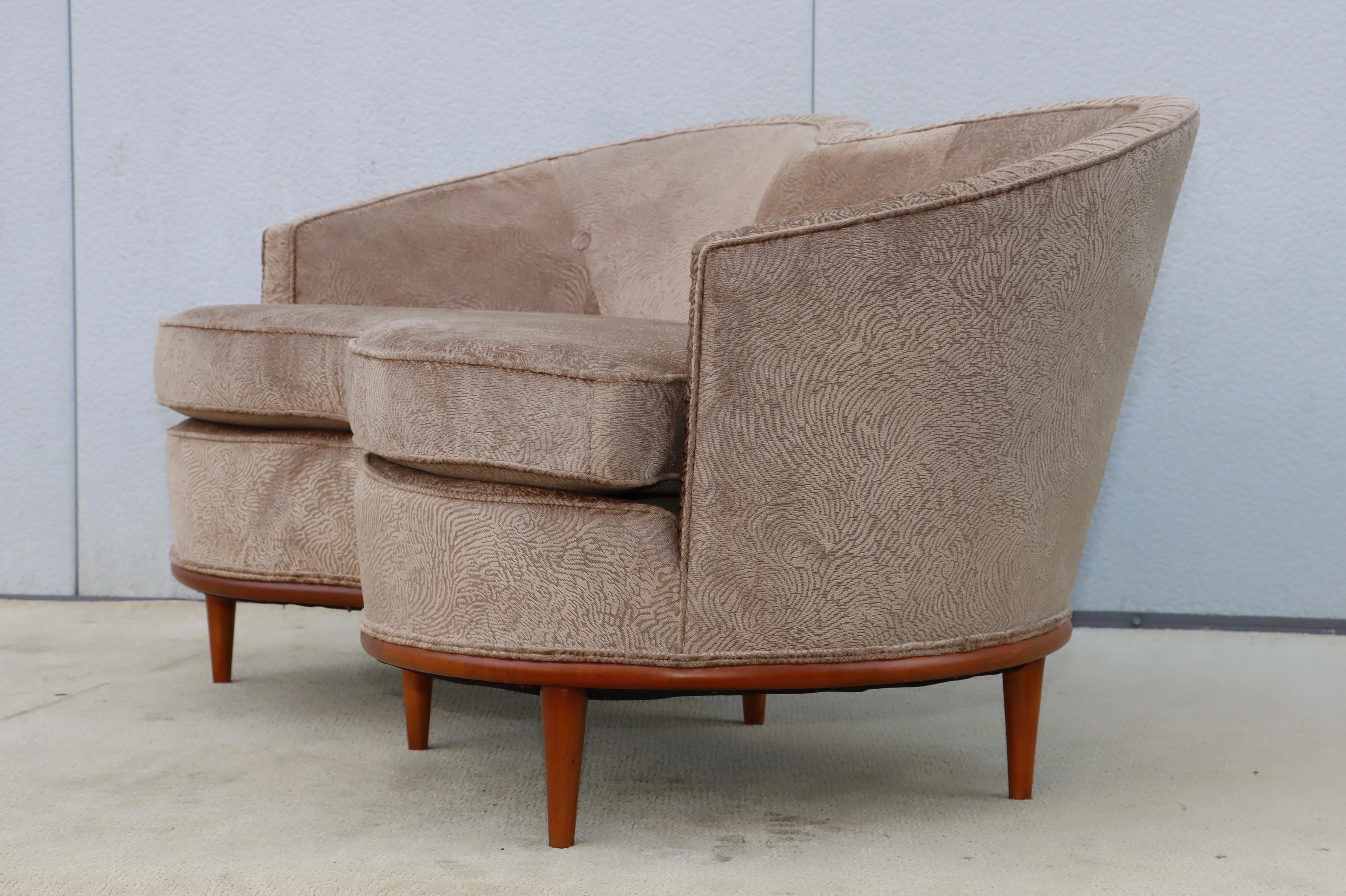 Moderner italienischer geschwungener Loveseat aus Samt von 1950 im Angebot 4