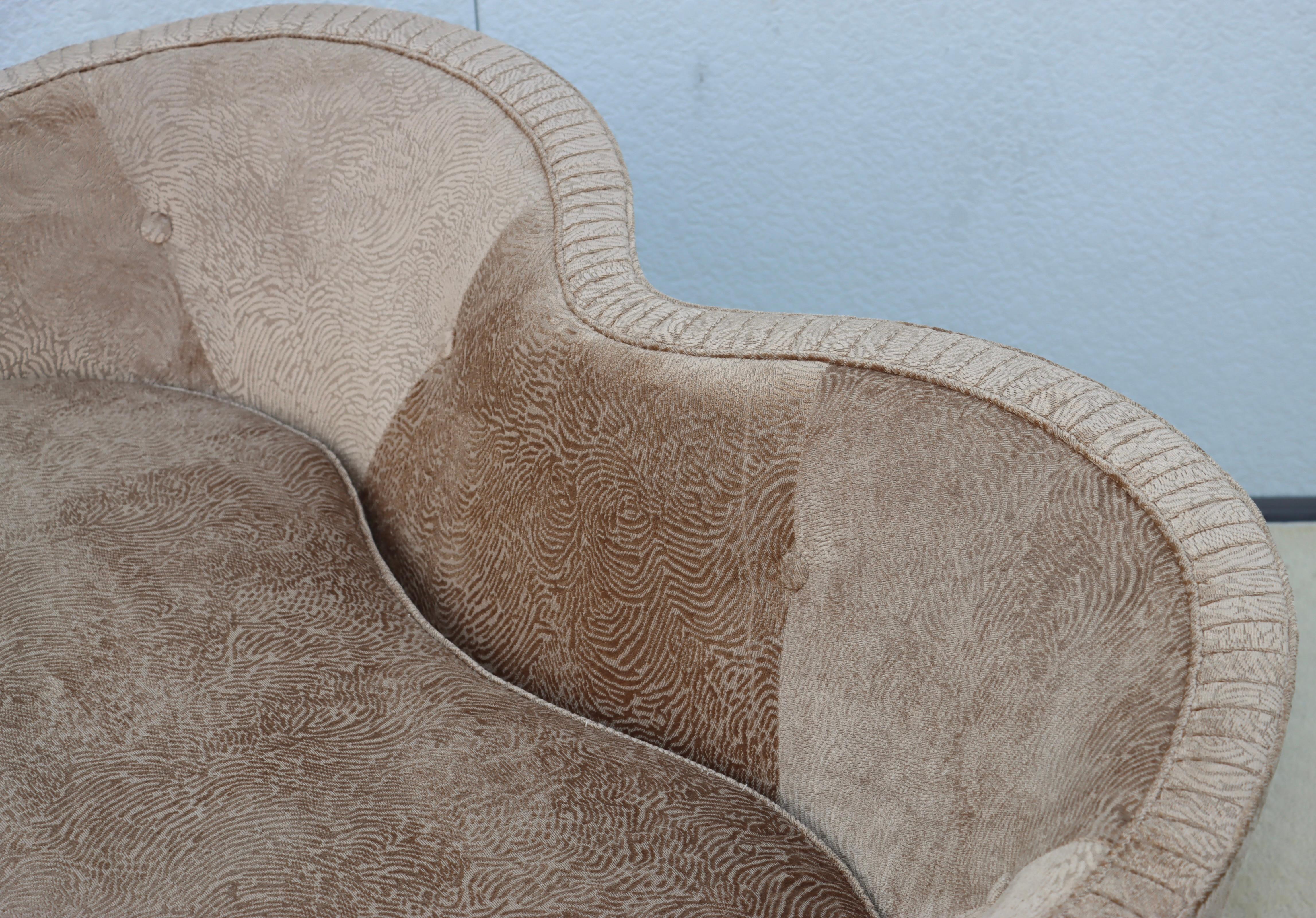 Moderner italienischer geschwungener Loveseat aus Samt von 1950 im Angebot 5