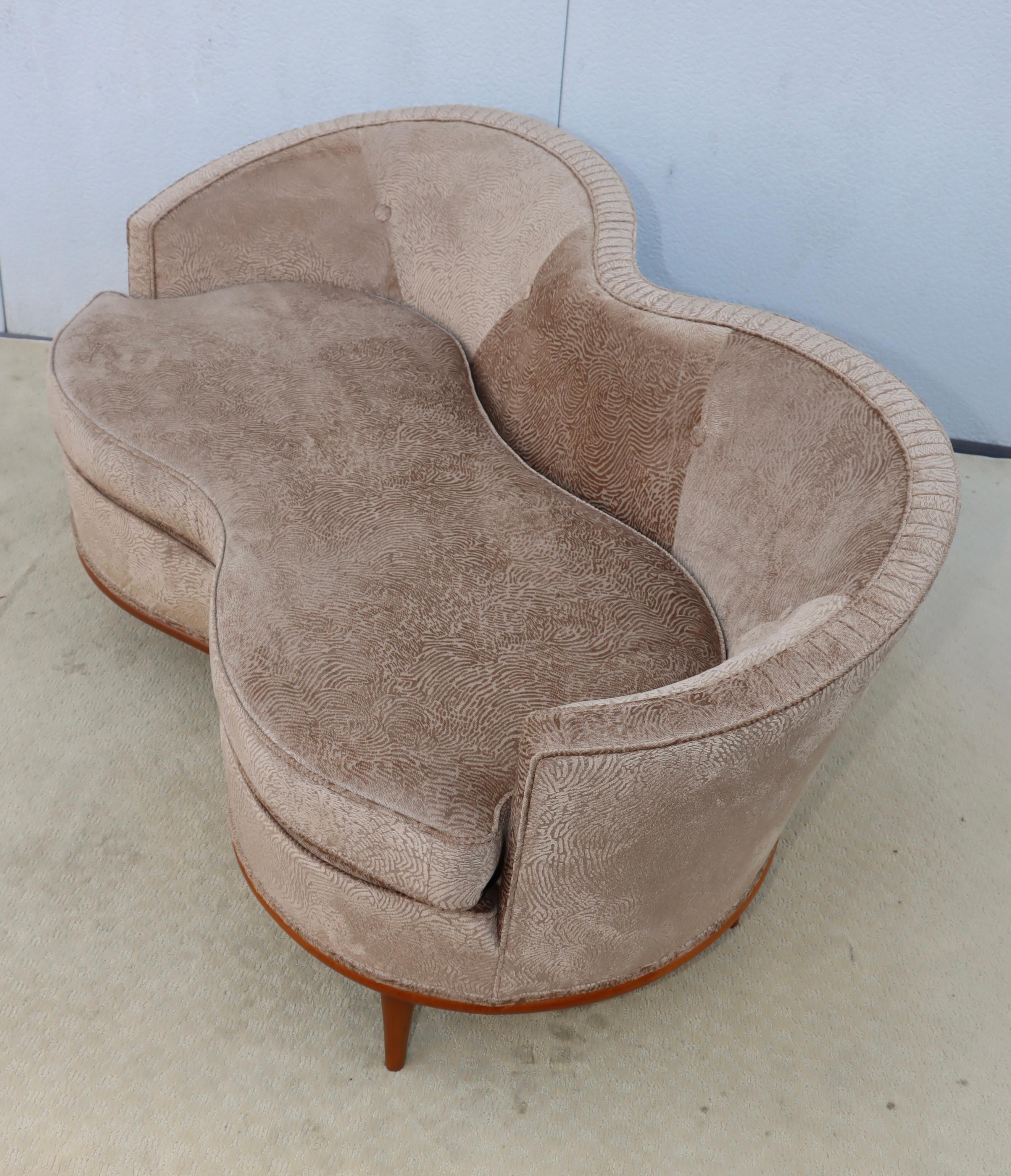 Moderner italienischer geschwungener Loveseat aus Samt von 1950 im Angebot 6