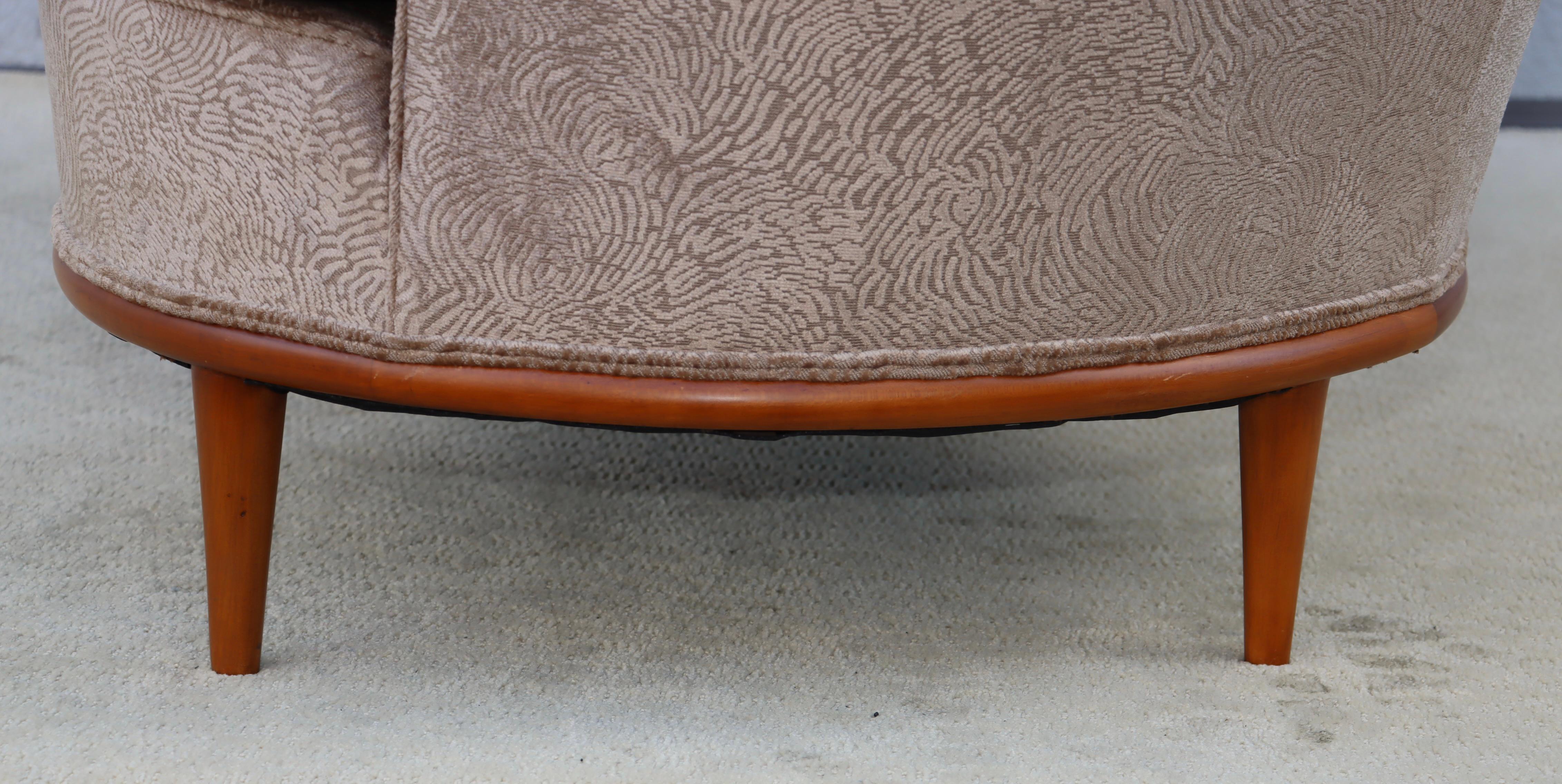 Moderner italienischer geschwungener Loveseat aus Samt von 1950 im Angebot 7