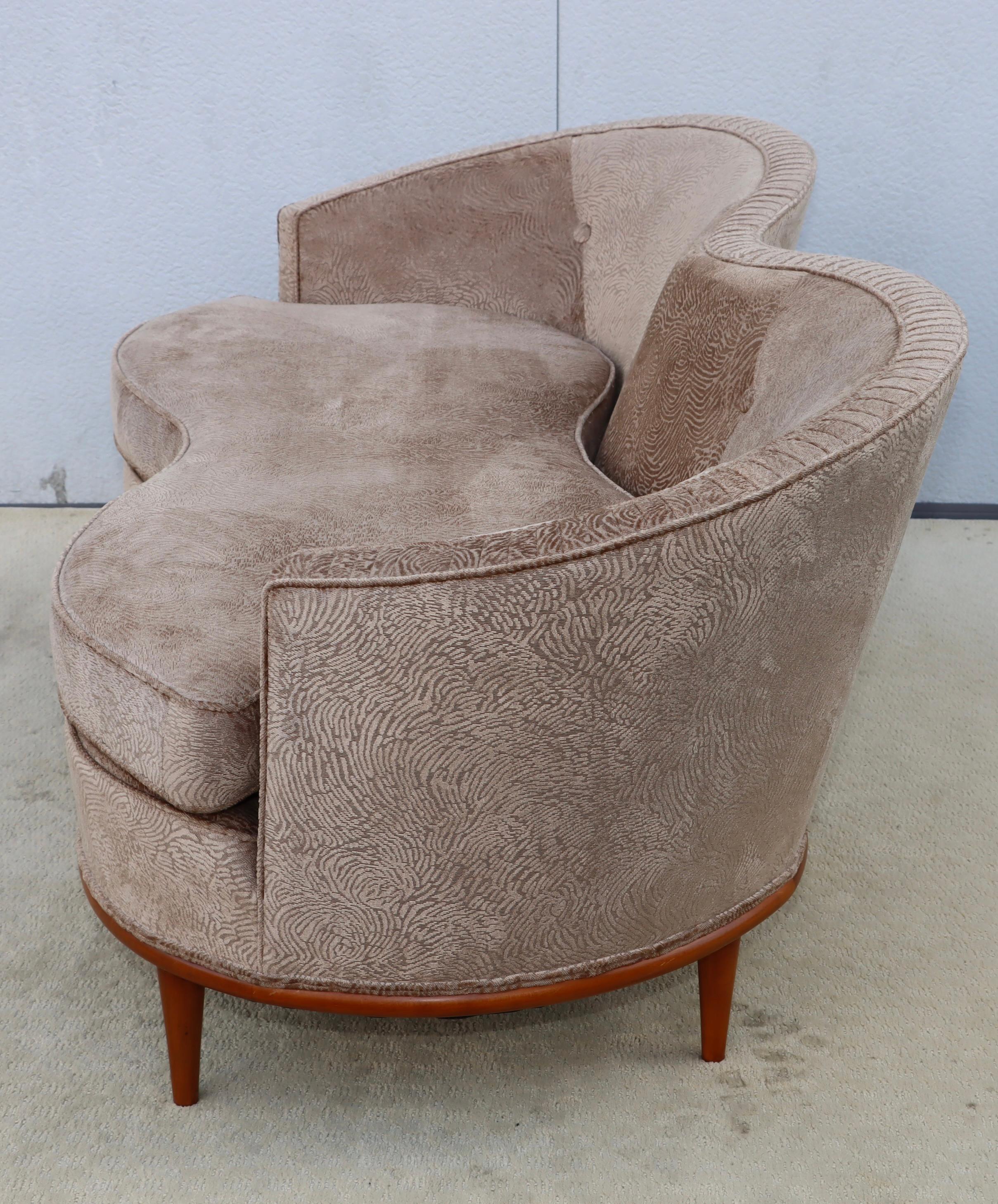 Moderner italienischer geschwungener Loveseat aus Samt von 1950 im Angebot 8