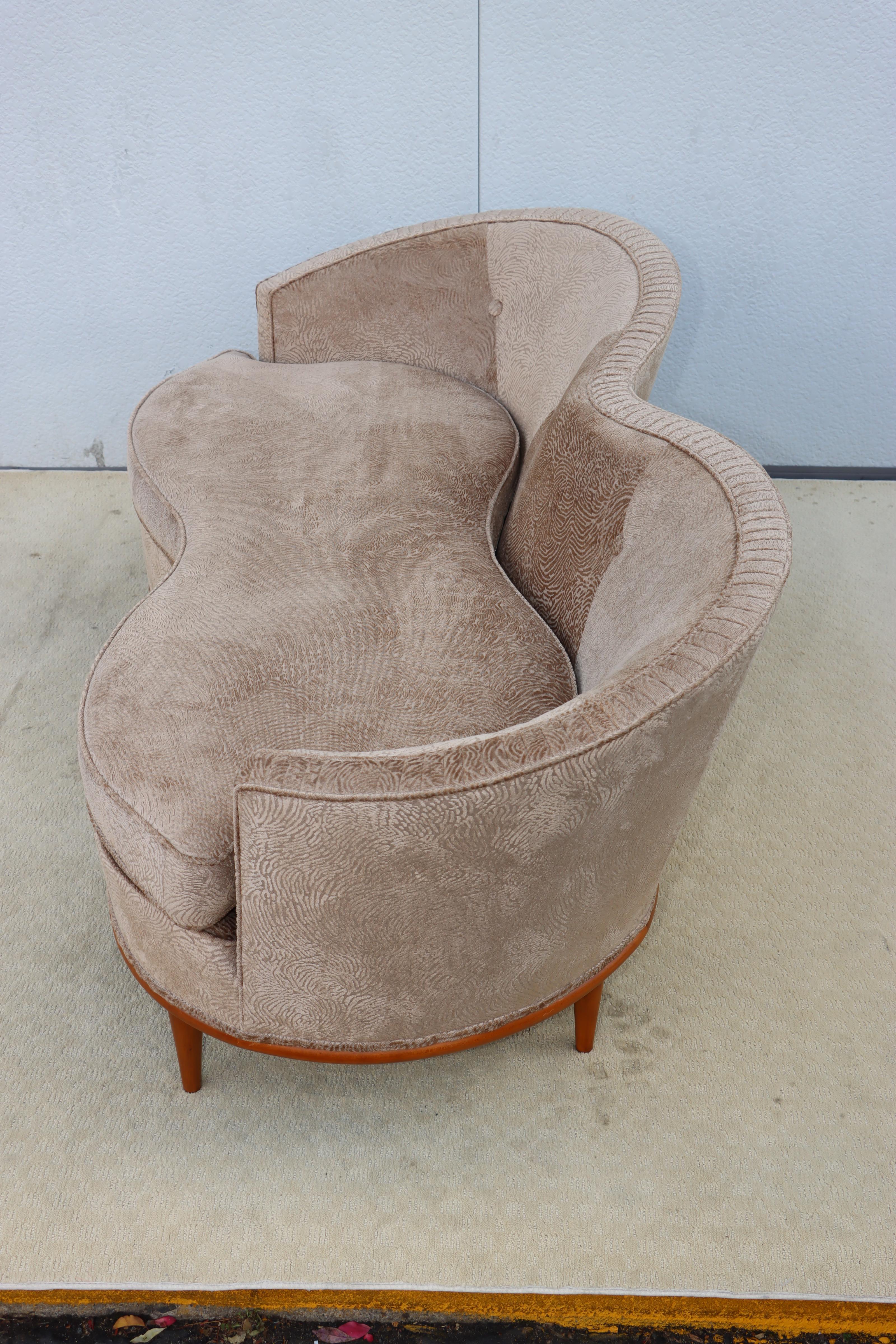 Moderner italienischer geschwungener Loveseat aus Samt von 1950 im Angebot 9
