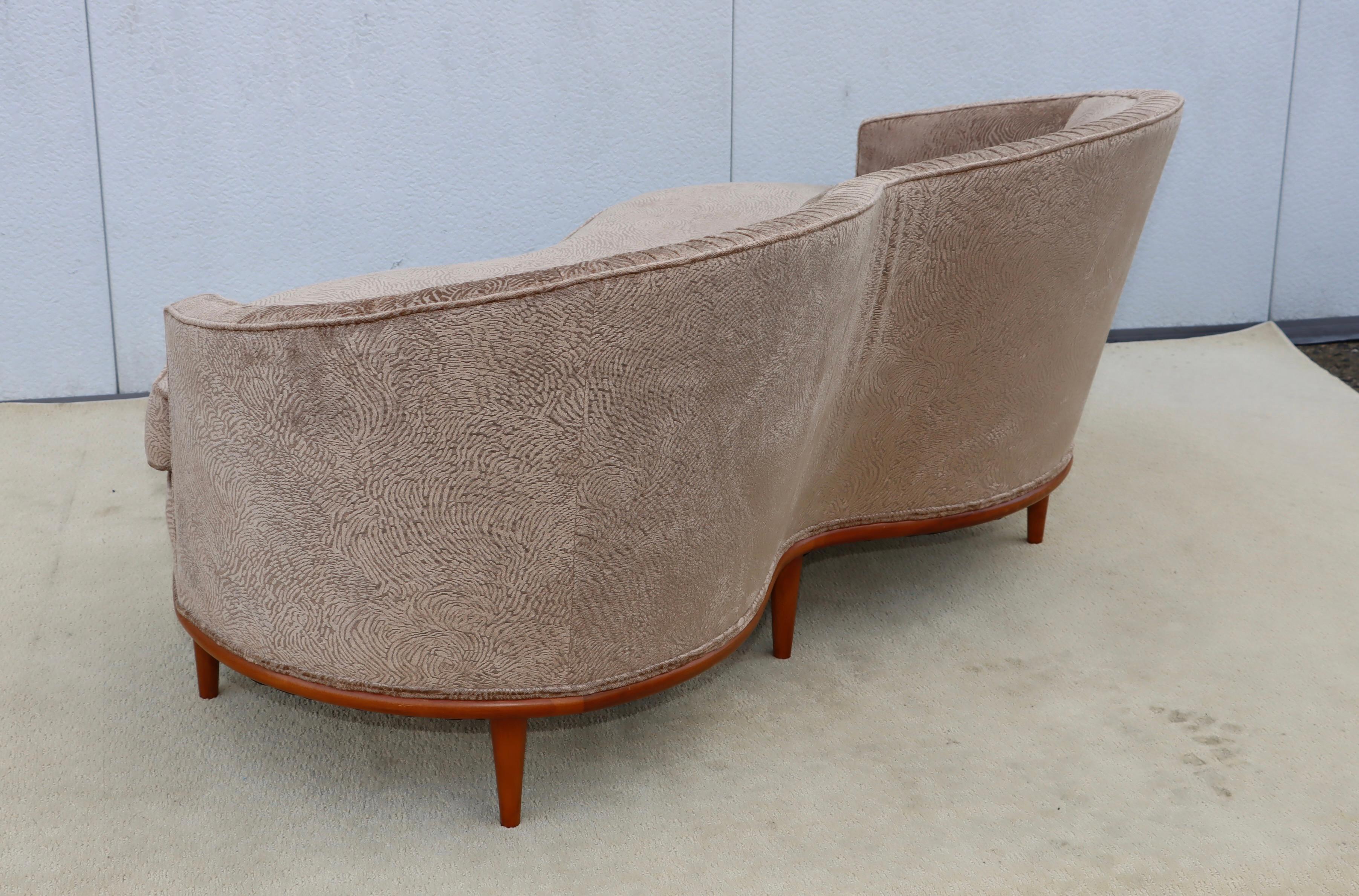 Moderner italienischer geschwungener Loveseat aus Samt von 1950 im Angebot 10