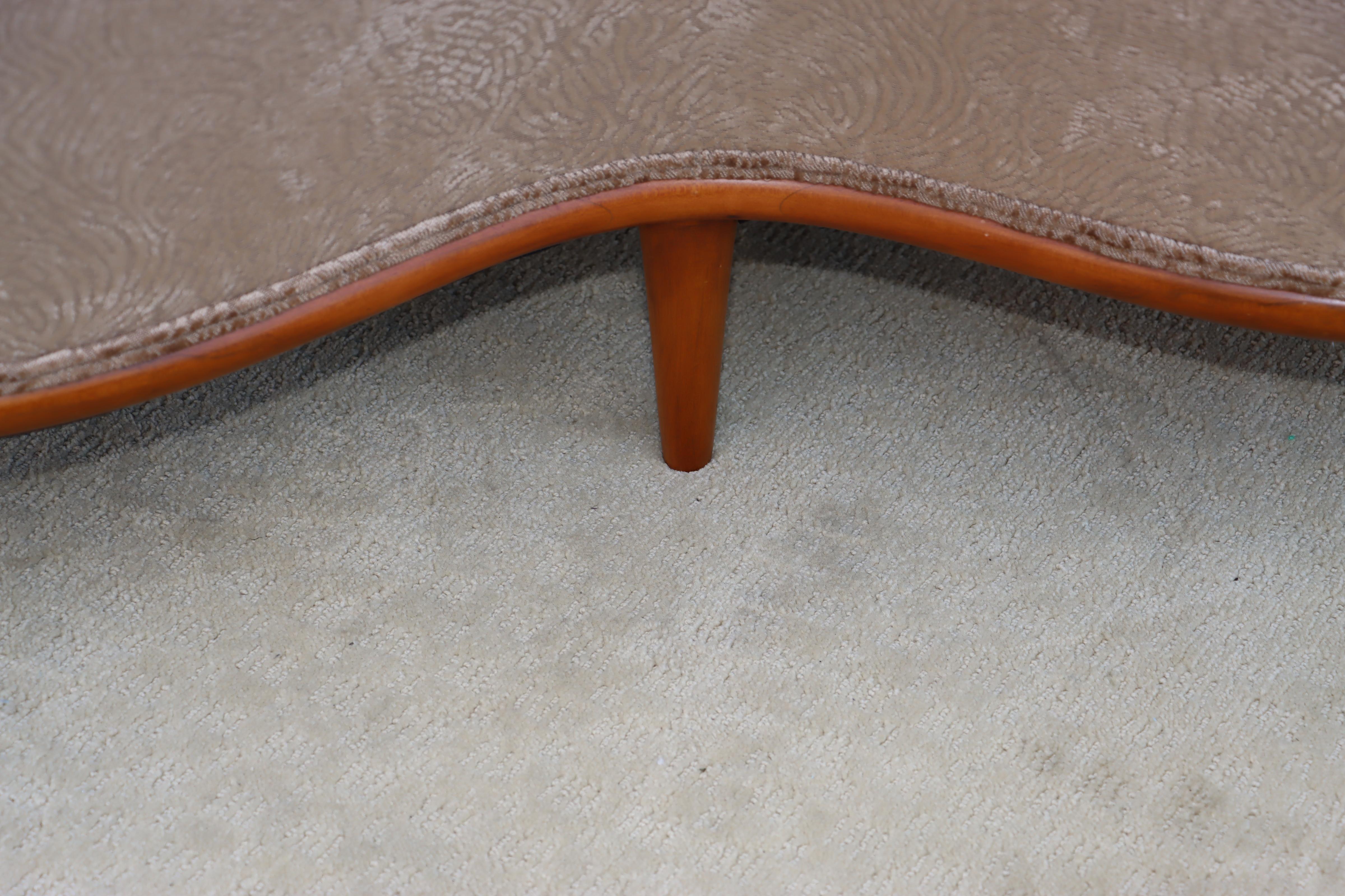 Moderner italienischer geschwungener Loveseat aus Samt von 1950 im Angebot 12