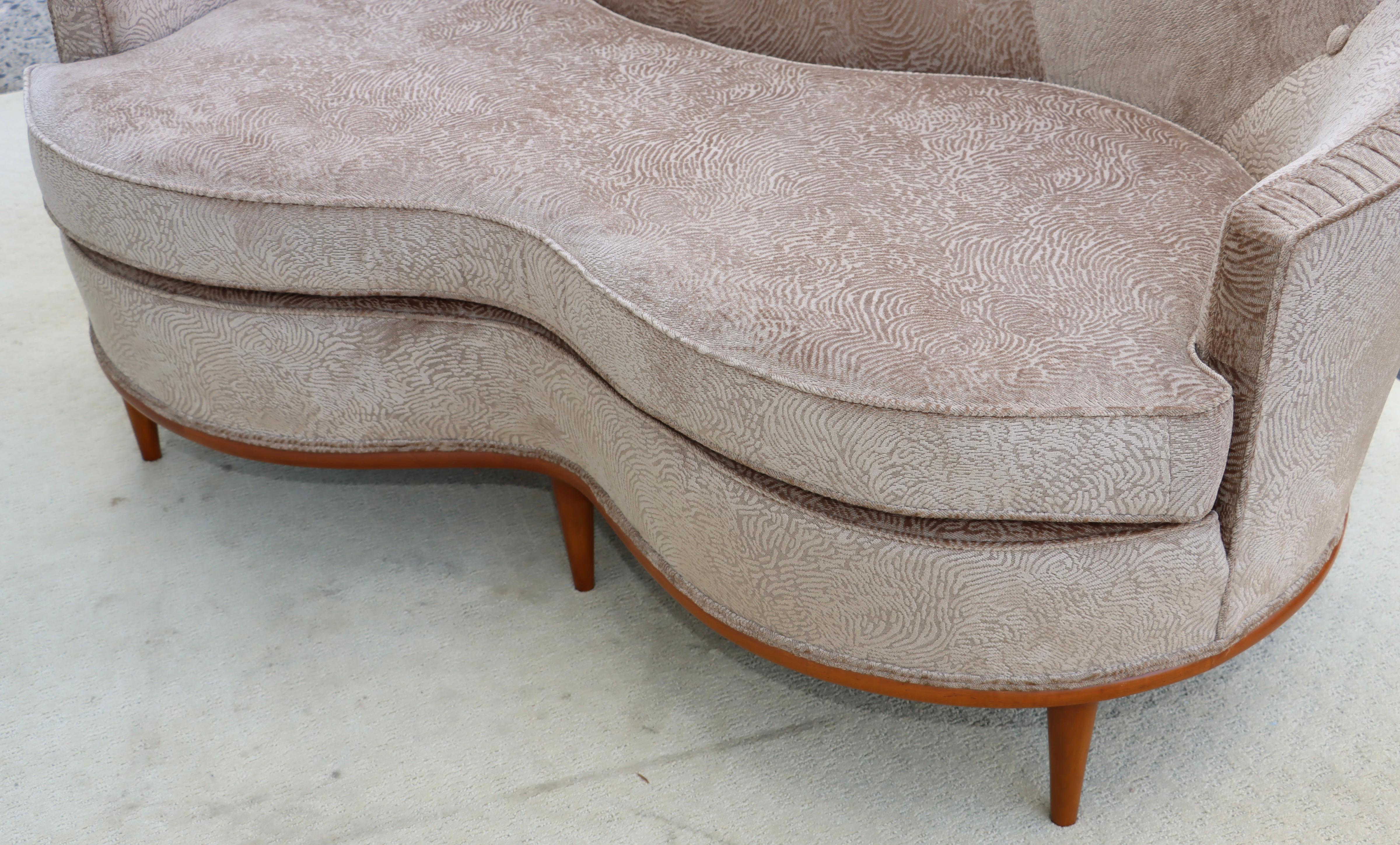 Moderner italienischer geschwungener Loveseat aus Samt von 1950 im Angebot 13