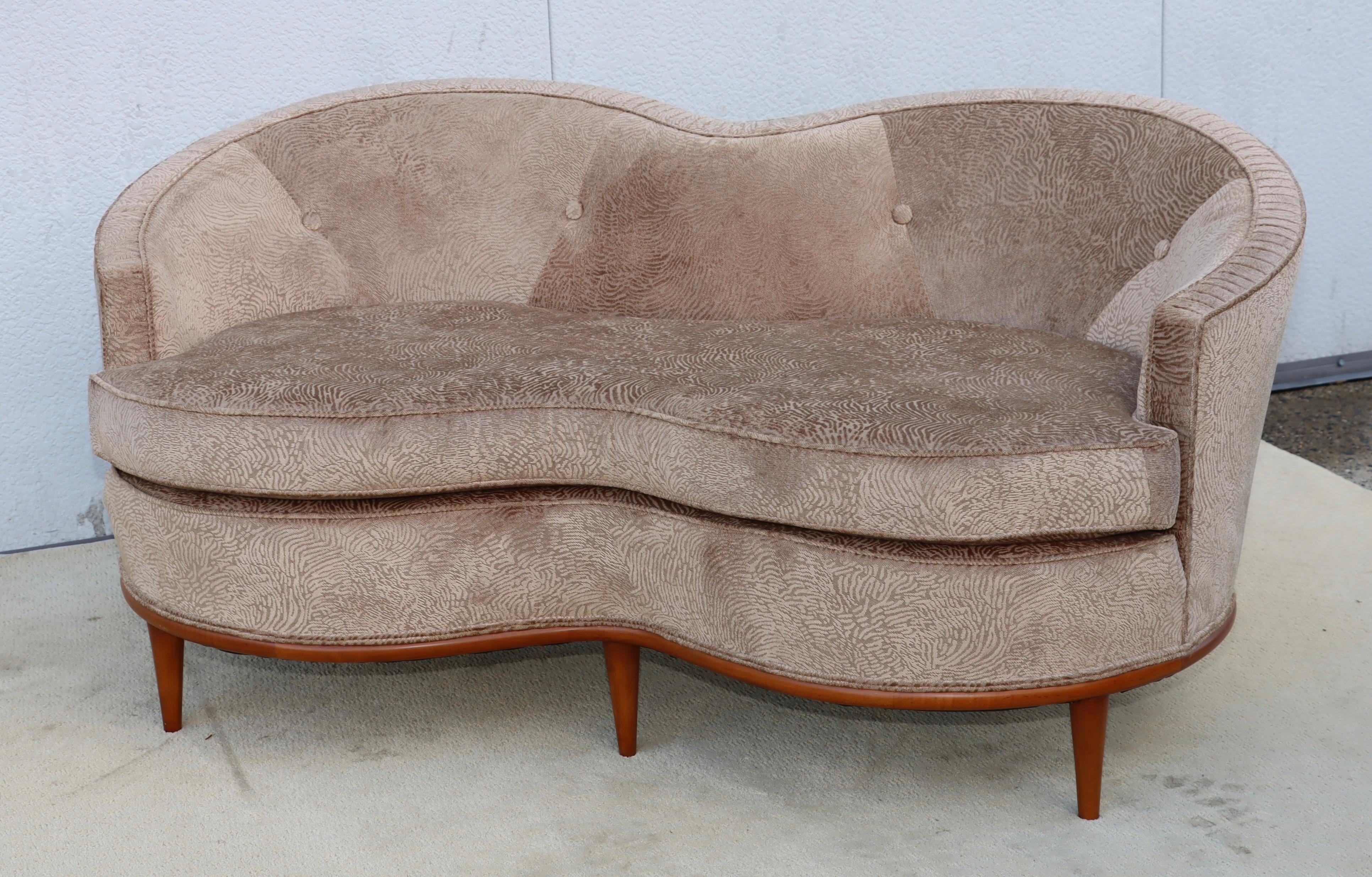 Erstaunlich 1950's Mitte des Jahrhunderts modernen geschwungenen italienischen Sofa mit Kirschholz 6 Beine Basis, neu gepolstert in Samt mit geringem Verschleiß und Patina aufgrund von Alter und Nutzung. 