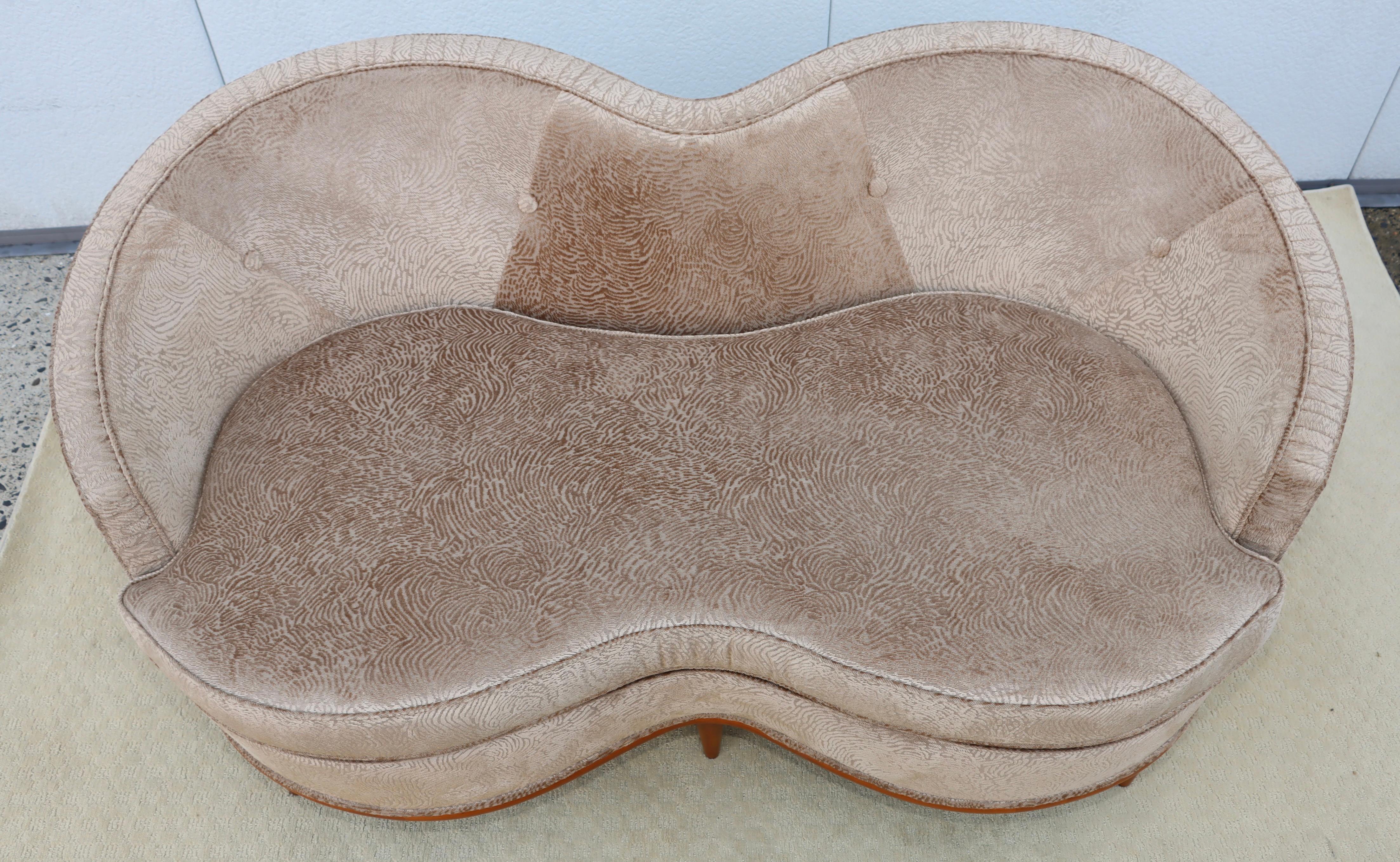 Moderner italienischer geschwungener Loveseat aus Samt von 1950 im Angebot 14