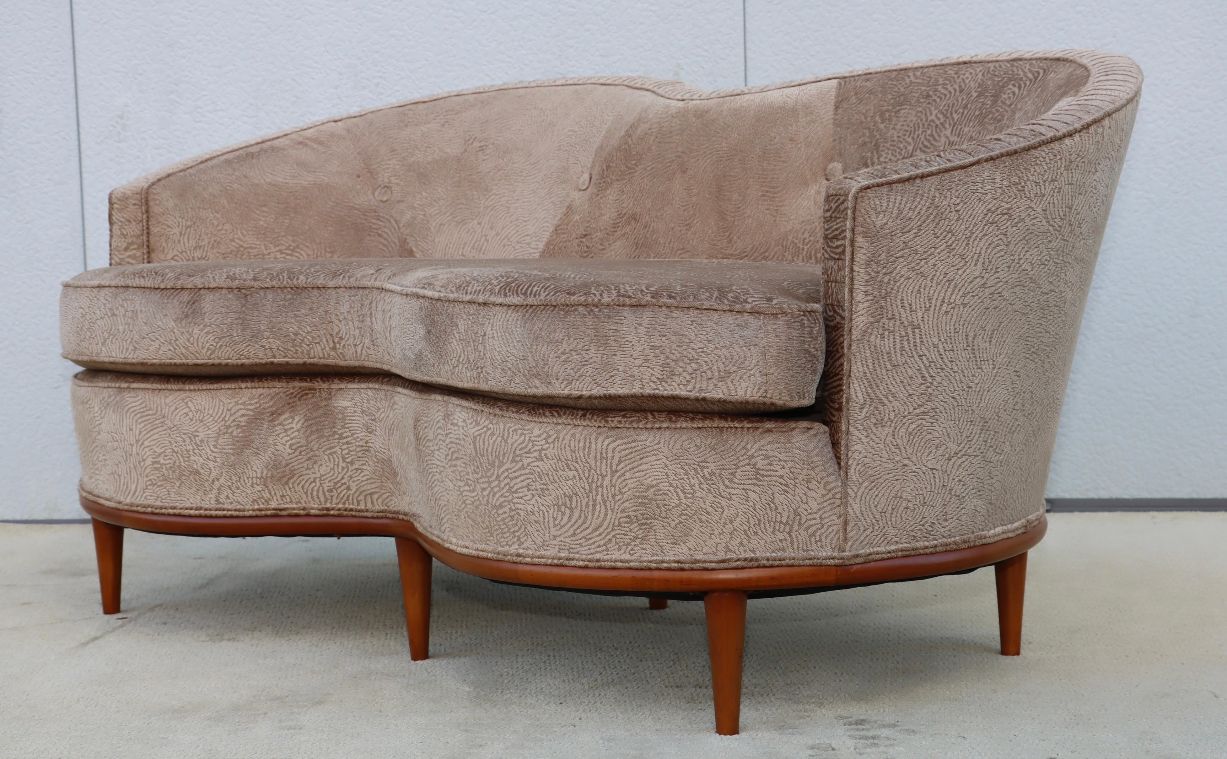 Moderner italienischer geschwungener Loveseat aus Samt von 1950 (Moderne der Mitte des Jahrhunderts) im Angebot