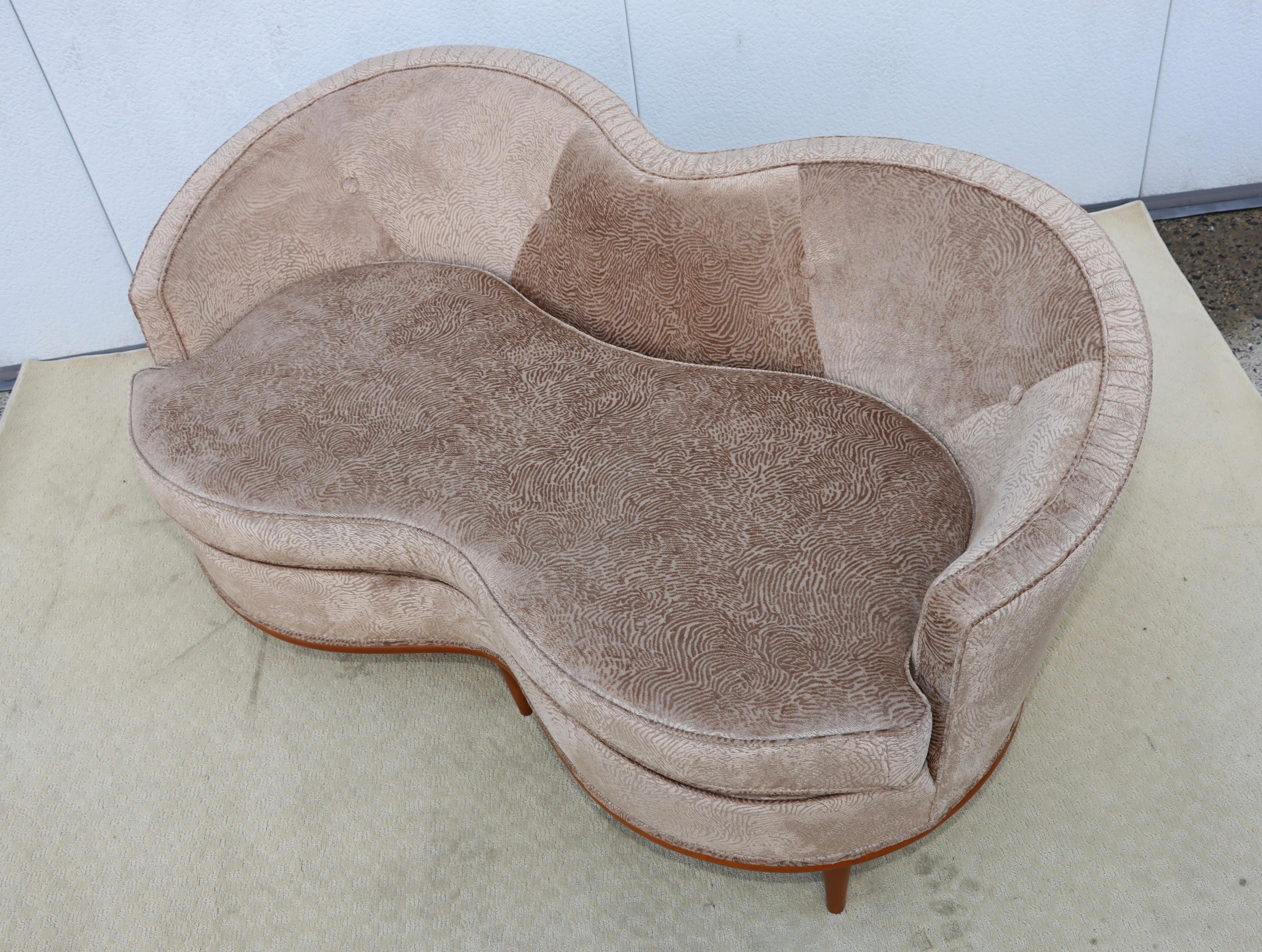 Moderner italienischer geschwungener Loveseat aus Samt von 1950 (Italienisch) im Angebot