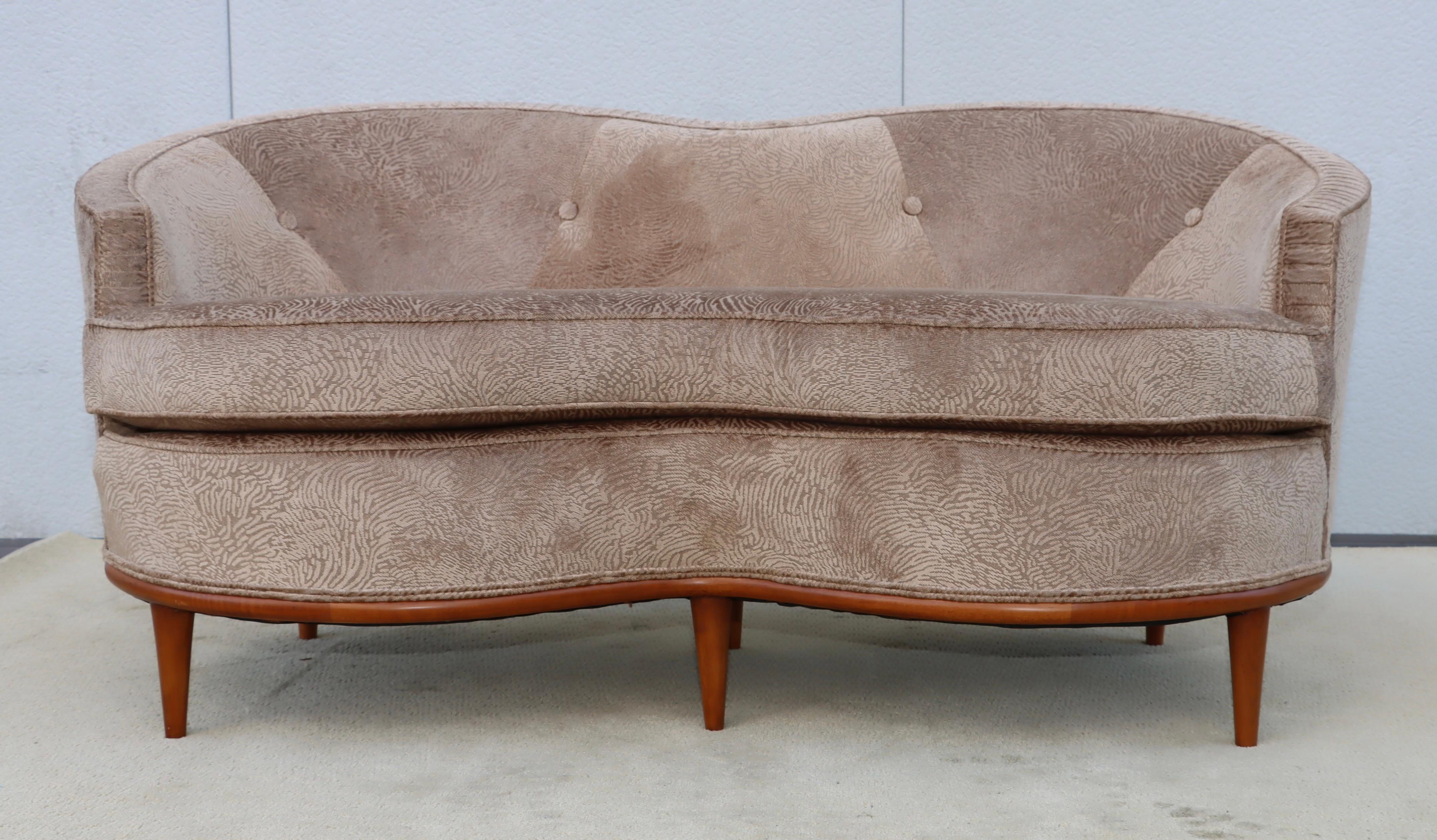 Moderner italienischer geschwungener Loveseat aus Samt von 1950 im Zustand „Gut“ im Angebot in New York, NY