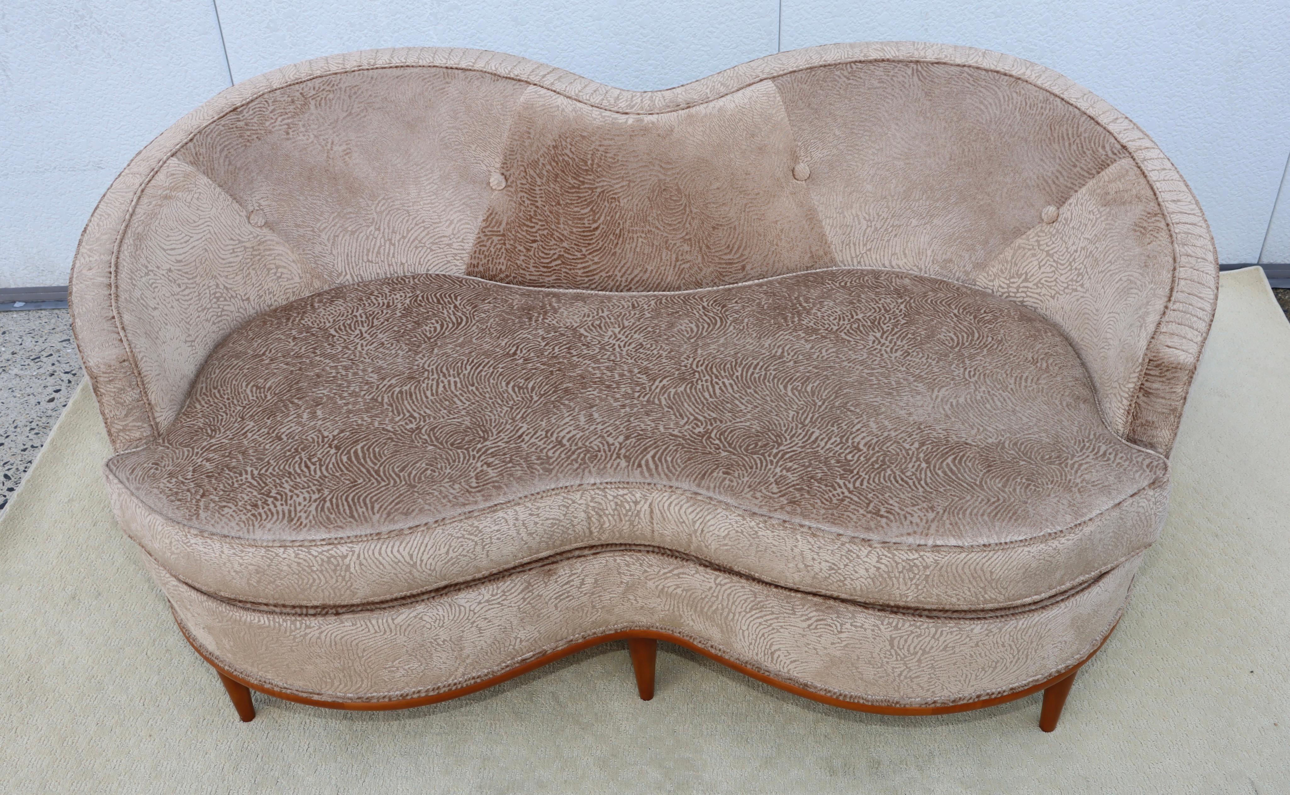 Moderner italienischer geschwungener Loveseat aus Samt von 1950 (Mitte des 20. Jahrhunderts) im Angebot