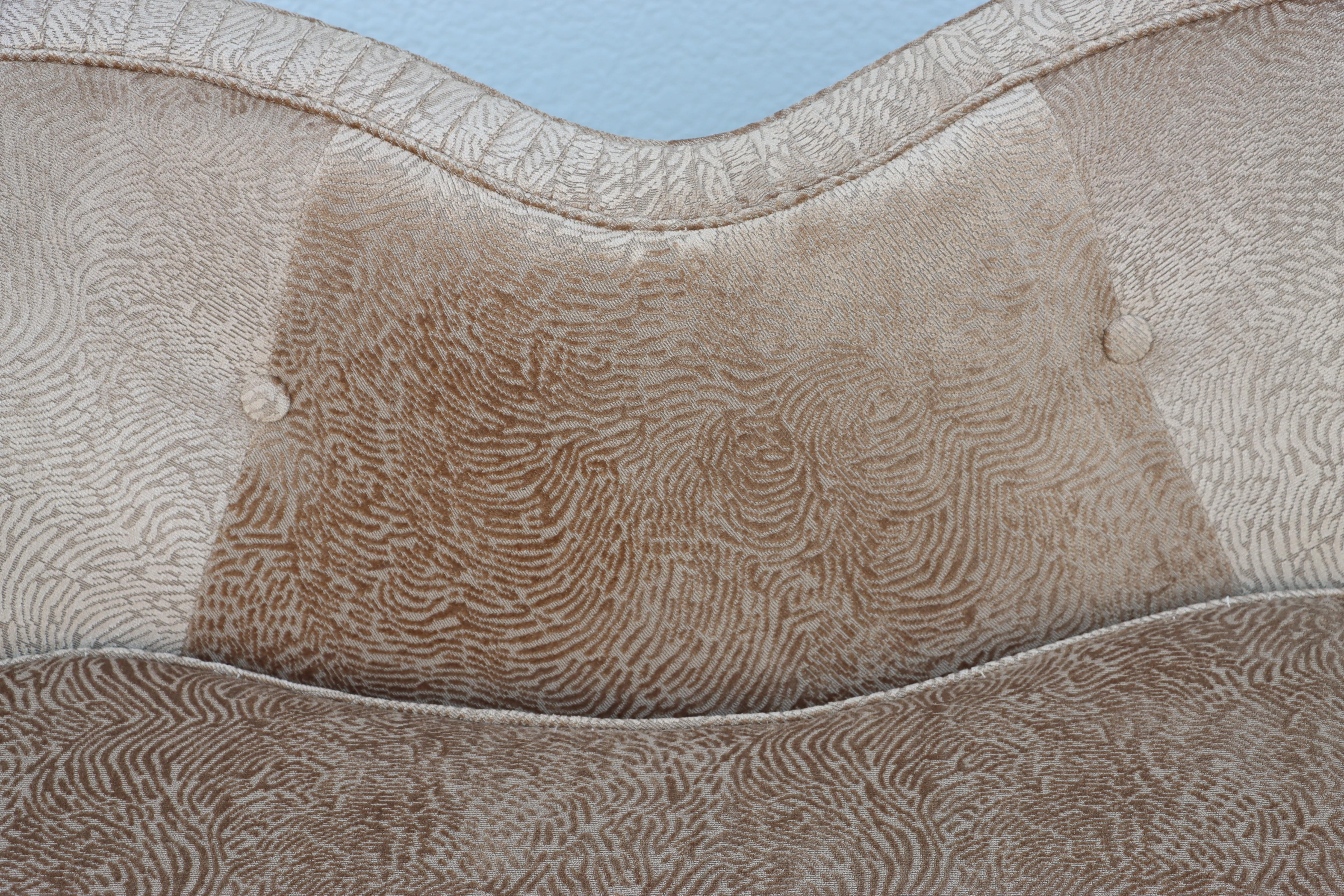 Moderner italienischer geschwungener Loveseat aus Samt von 1950 im Angebot 1