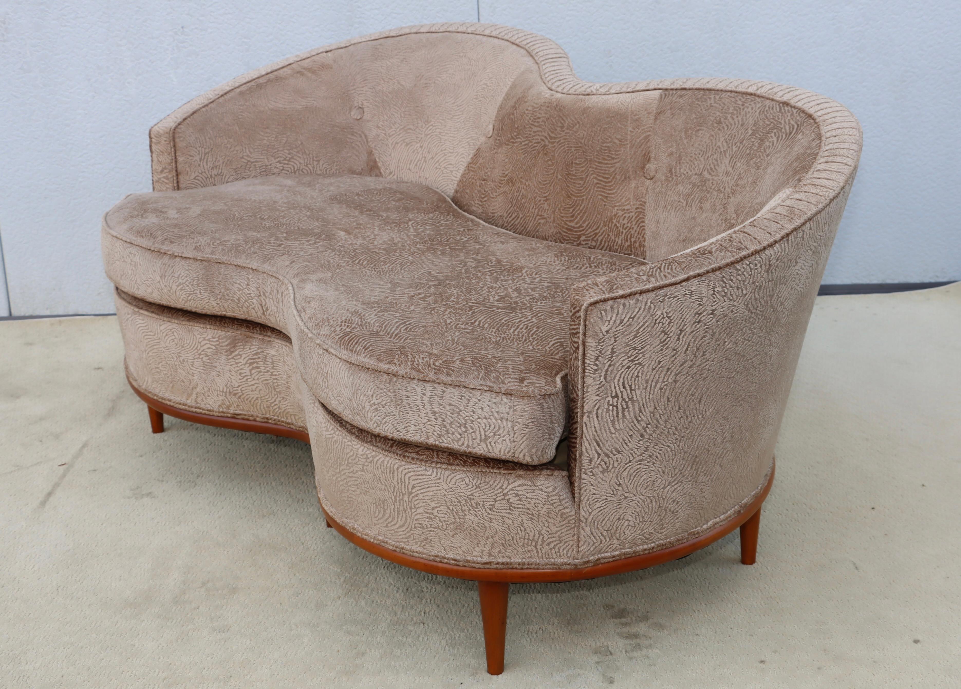 Moderner italienischer geschwungener Loveseat aus Samt von 1950 im Angebot 2