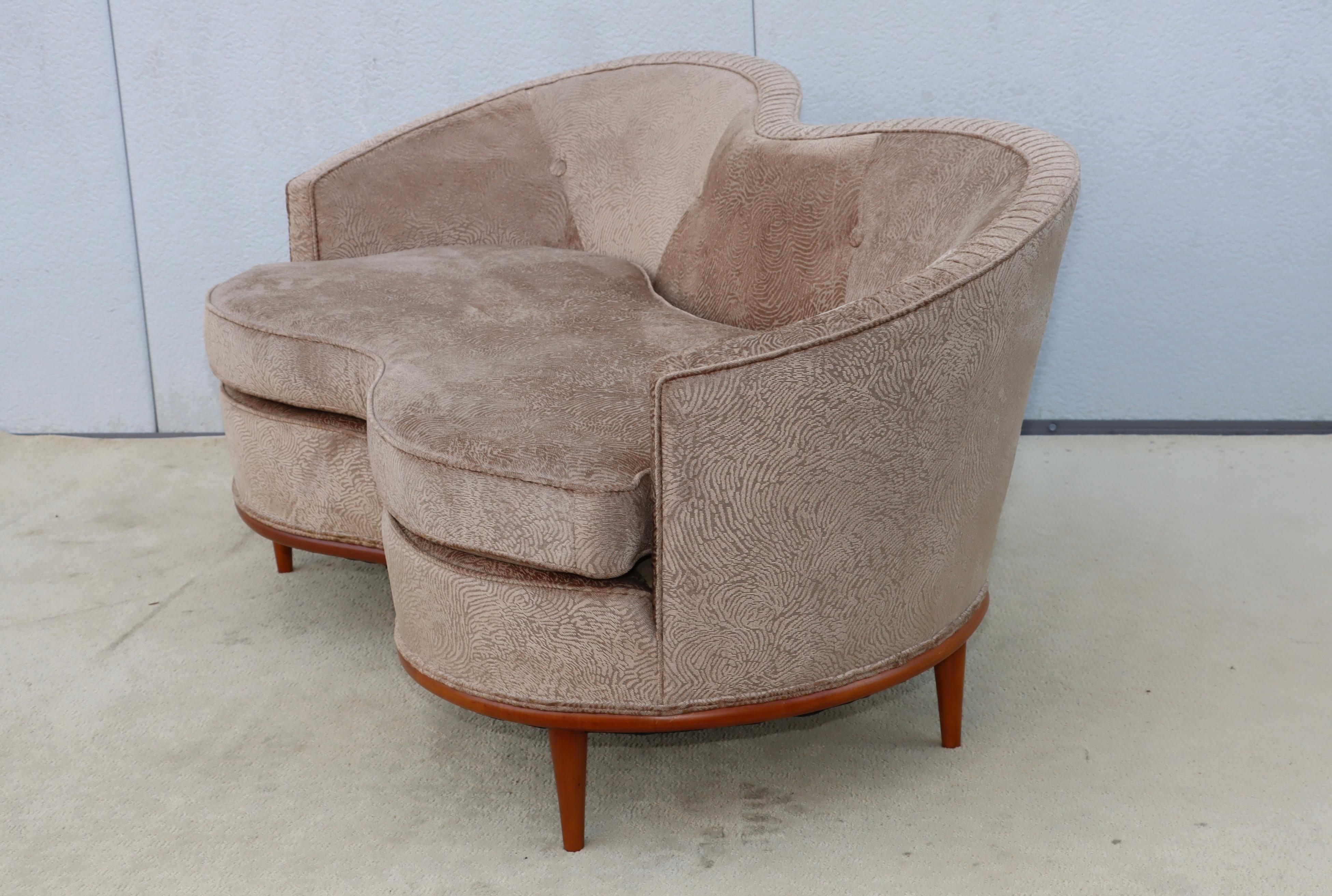 Moderner italienischer geschwungener Loveseat aus Samt von 1950 im Angebot 3