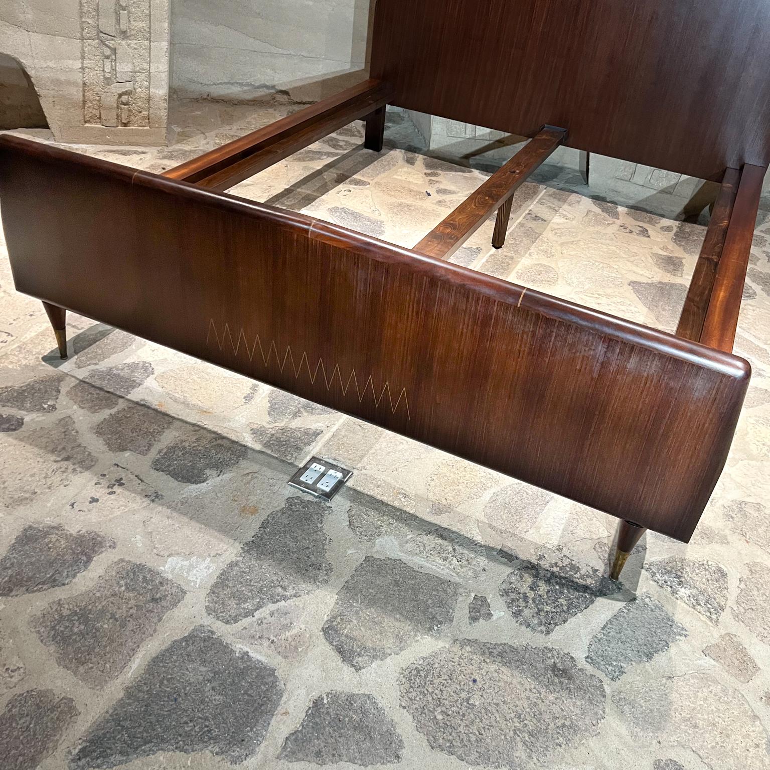Modernes italienisches Queen-Bett aus den 1950er Jahren, Sapele Exotisches Holz + Bronze Osvaldo Borsani Italien (Moderne der Mitte des Jahrhunderts) im Angebot