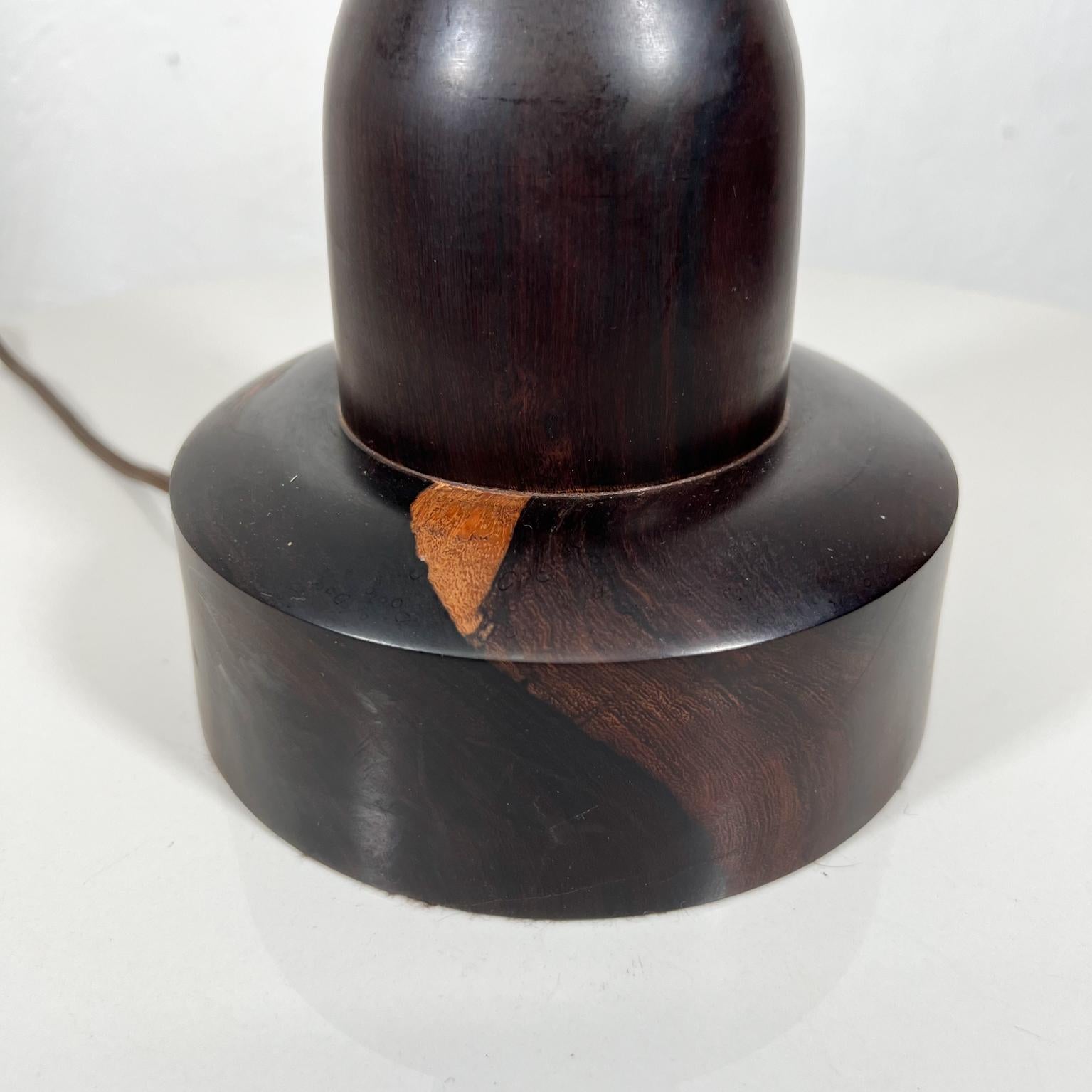 Lampe de table sculpturale à fuseau des années 1950 en bois de fer du désert mexicain Palo Fierro en vente 1