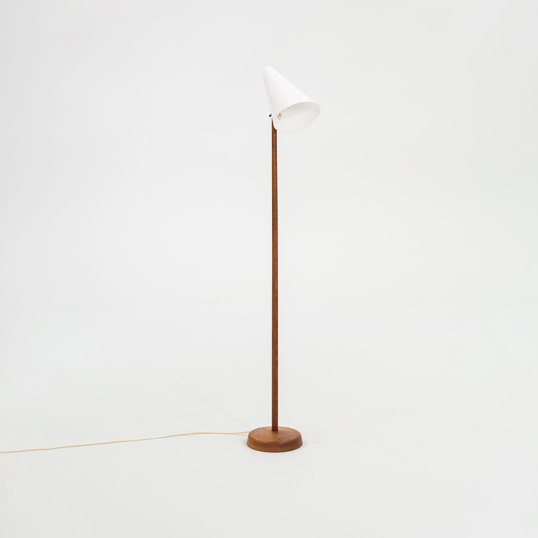 Se trata de una lámpara de pie moderna, compuesta de roble teñido y acrílico, diseñada por Uno y Osten Kristiansson para Luxus en la década de 1950. La pieza se fabricó en Suecia. Mide 52 pulgadas de alto, 9 pulgadas de largo y 9 pulgadas de ancho.
