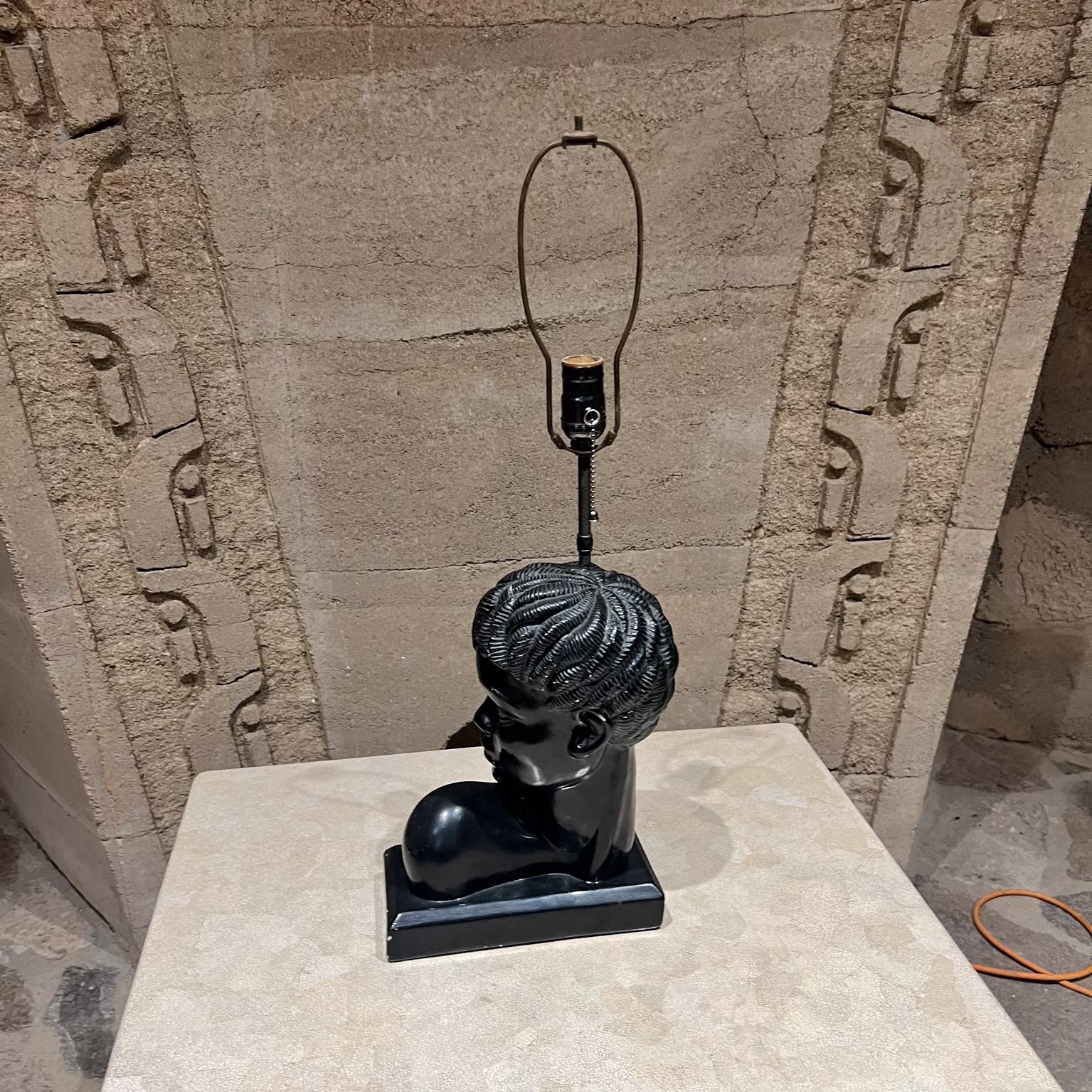 Américain Lampe de table à tête africaine en gesso des années 1950 The Moderns en vente