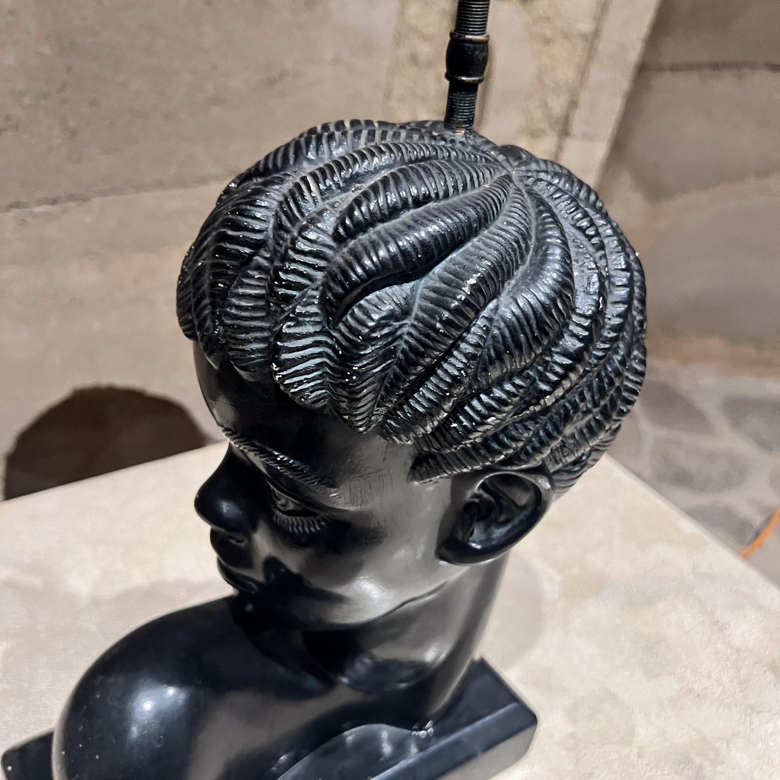 Lampe de table à tête africaine en gesso des années 1950 The Moderns Bon état - En vente à Chula Vista, CA