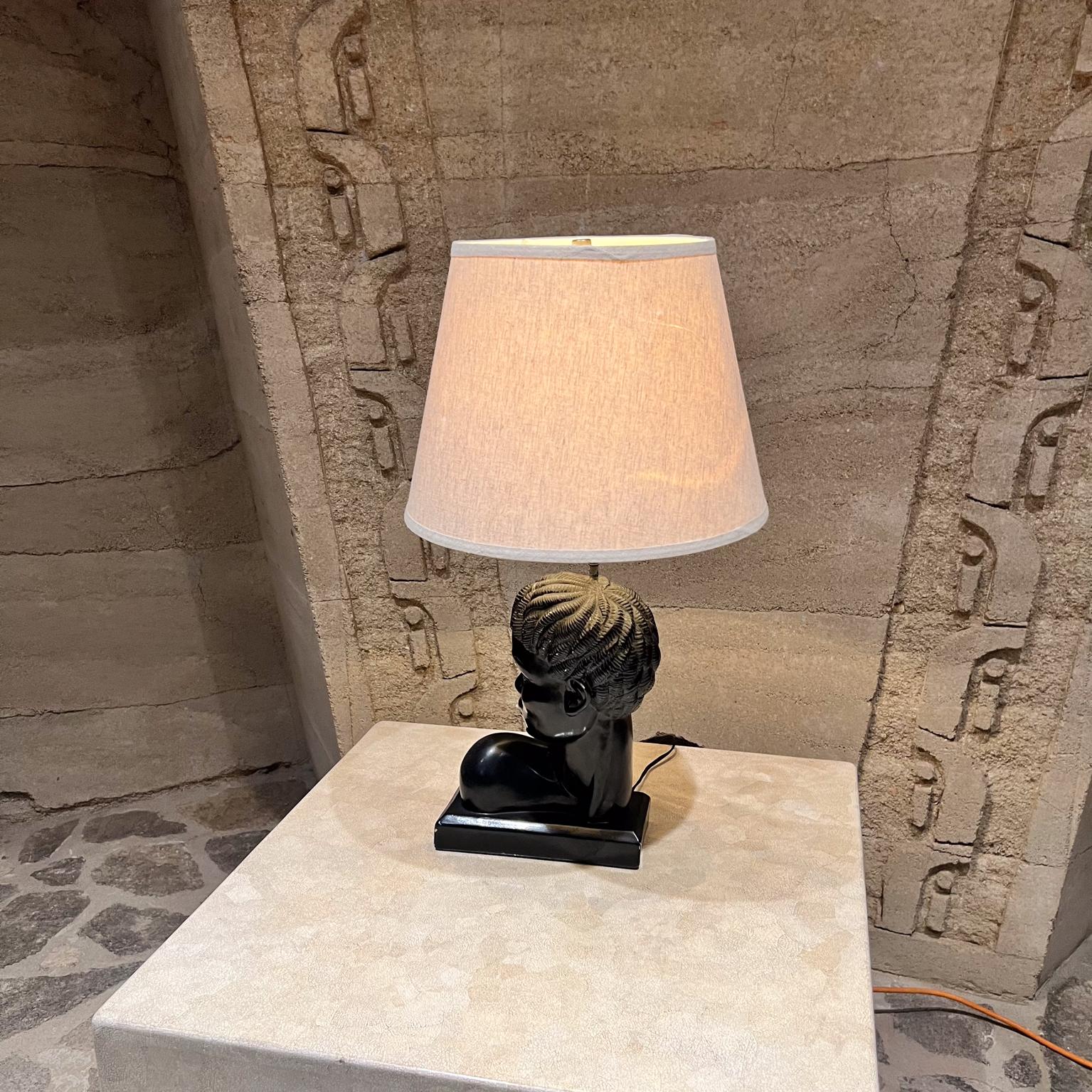 Lampe de table à tête africaine en gesso des années 1950 The Moderns en vente 2