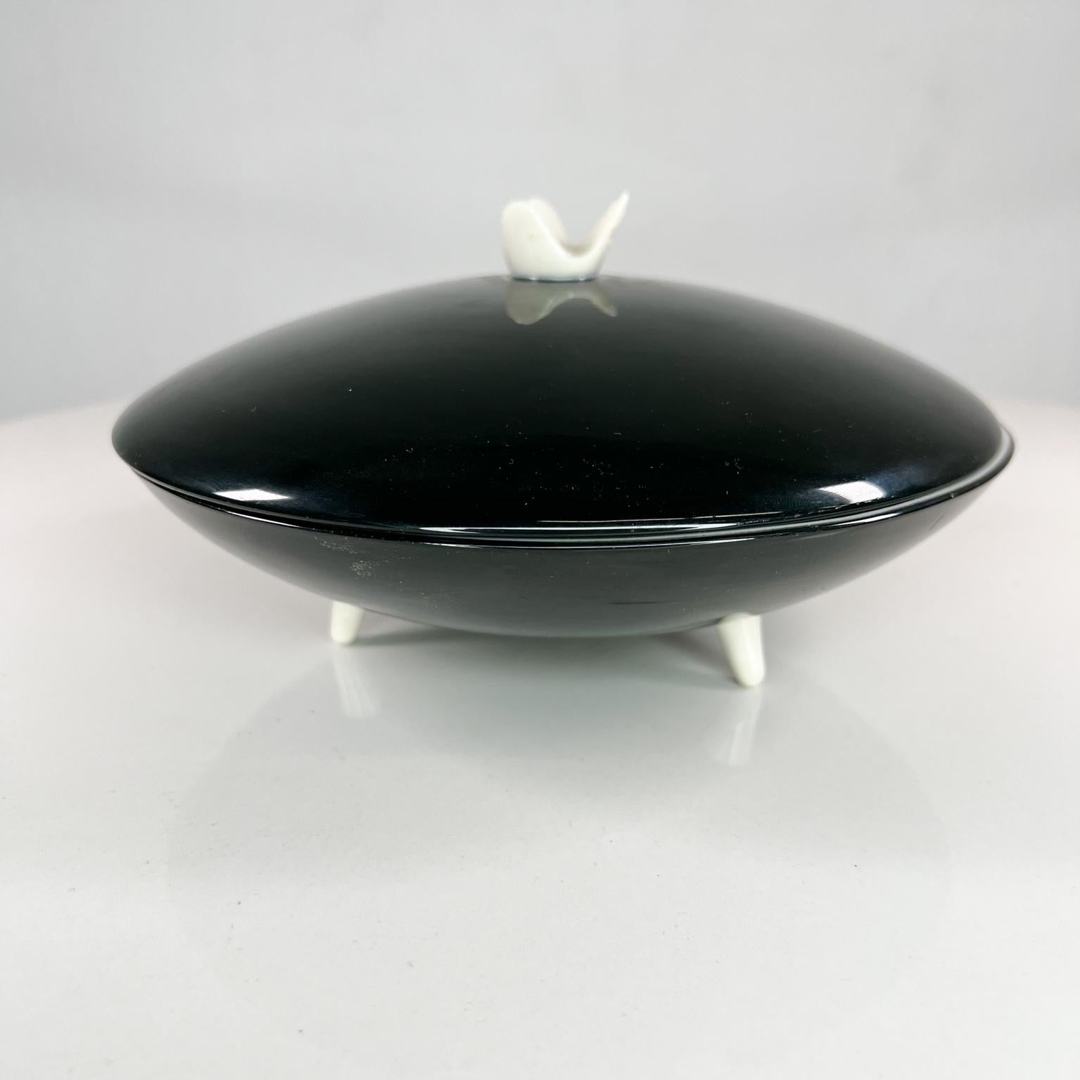 1950s Modernism Contours art ware covered candy dish footed black & white.
Franciscan Fine China Gladding McBean & Co
Contours Art Ware 1955 Masterpiece China
Maker stamped
Measurs: 7.75 diameter x 4 tall.
Preowned original vintage condition
