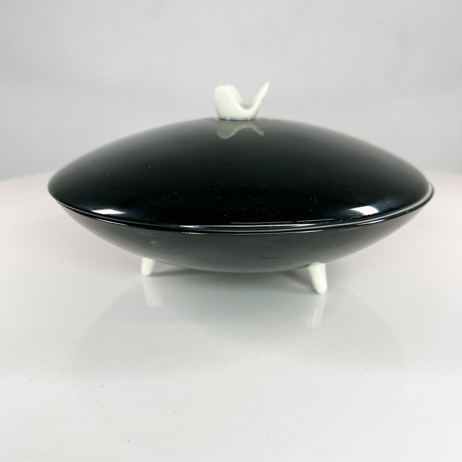 1950s Modernism Contours art ware covered candy dish footed black & white.
Franciscan Fine China Gladding McBean & Co
Contours Art Ware 1955 Masterpiece China
Maker stamped
7.75 diameter x 4 tall.
Preowned original vintage condition