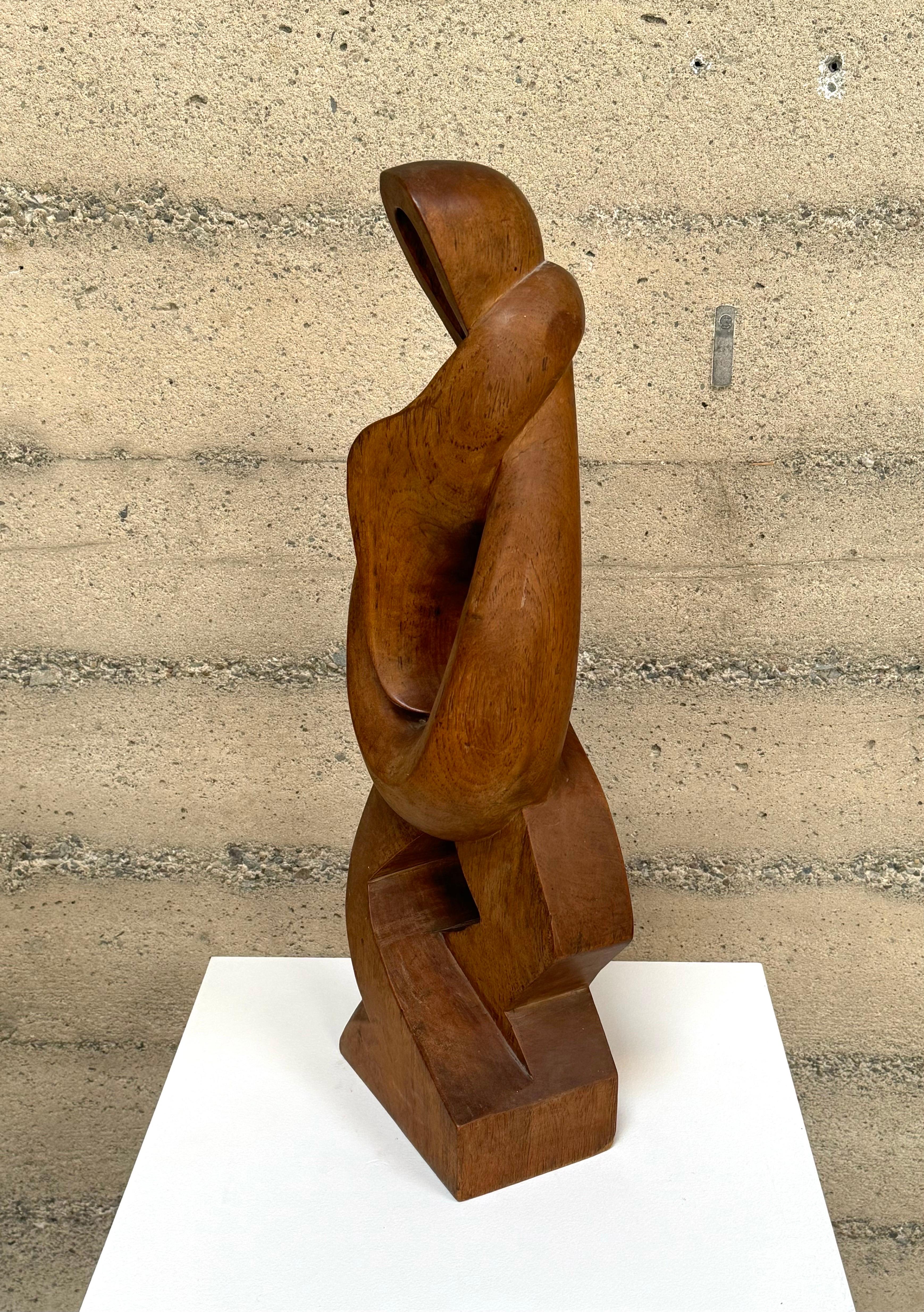 Modernistische abstrakte figurative Holzskulptur der 1950er Jahre (Moderne der Mitte des Jahrhunderts) im Angebot