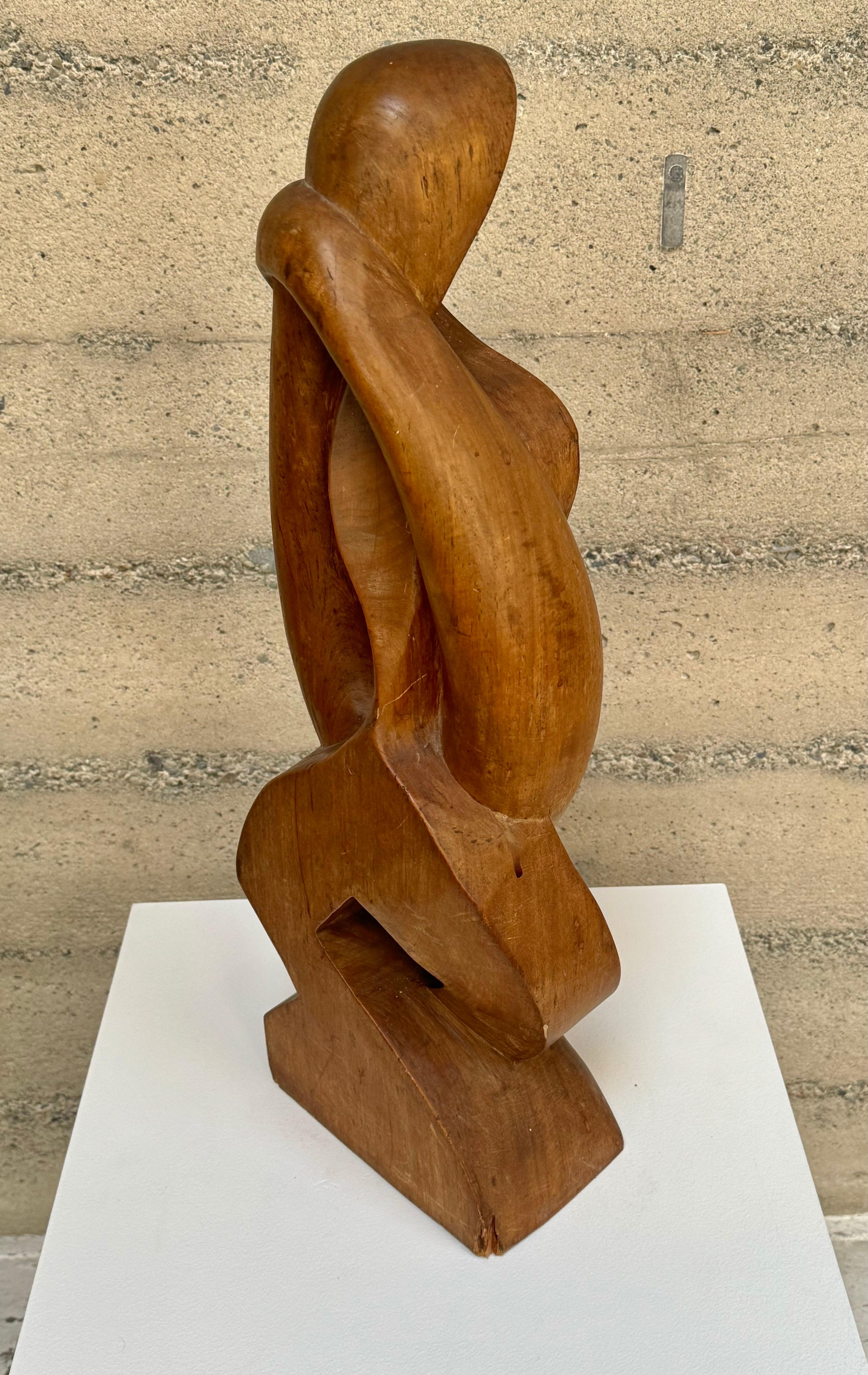 Modernistische abstrakte figurative Holzskulptur der 1950er Jahre (Mitte des 20. Jahrhunderts) im Angebot
