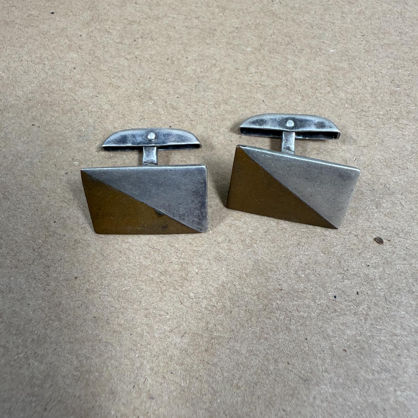 1950s Modernist Metales Casados Sterling Cufflinks artisan Taxco Mexico
mixed metals sterling silver brass copper
stamped Mexico 925
.88 x .63 x .88 D
Original preowned
Refer to images
