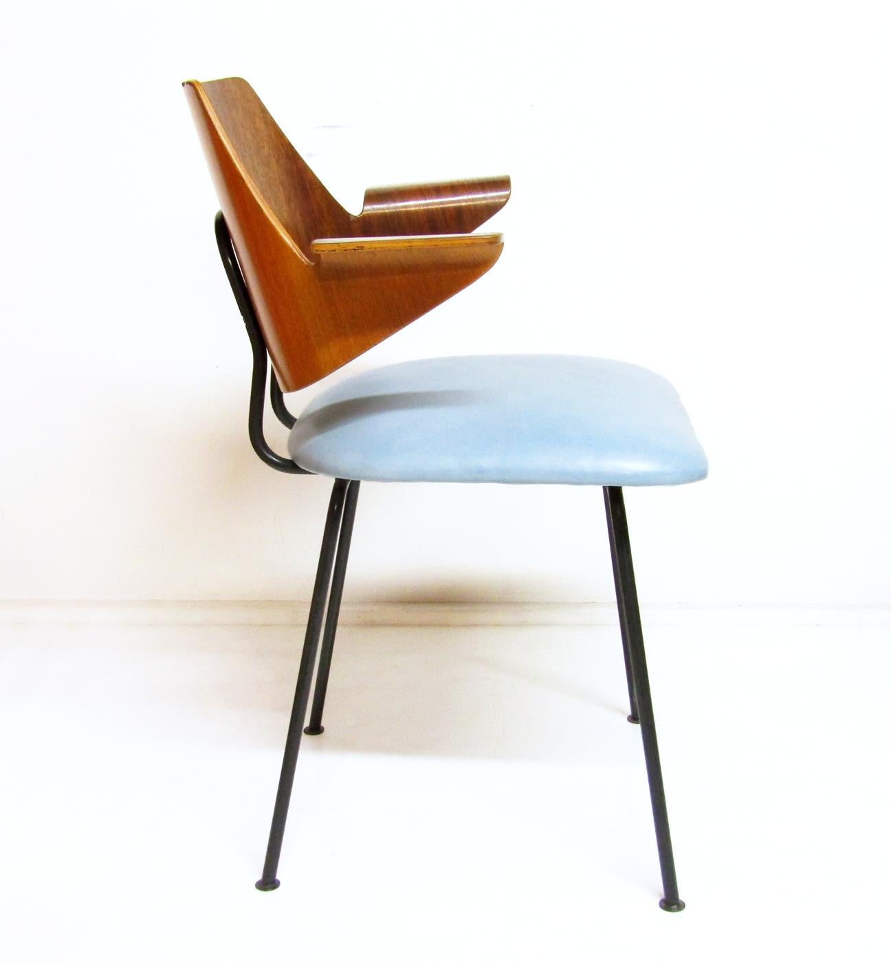 1950s Modernist Desk & Chair Set in Walnut & Leather by Robin Day for Hille 3