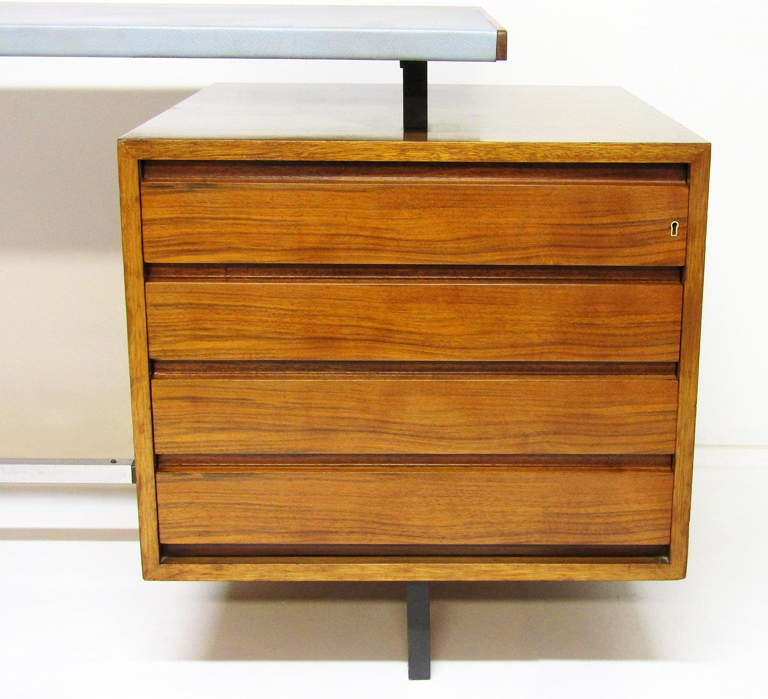 1950s Modernist Desk & Chair Set in Walnut & Leather by Robin Day for Hille In Good Condition In Shepperton, Surrey