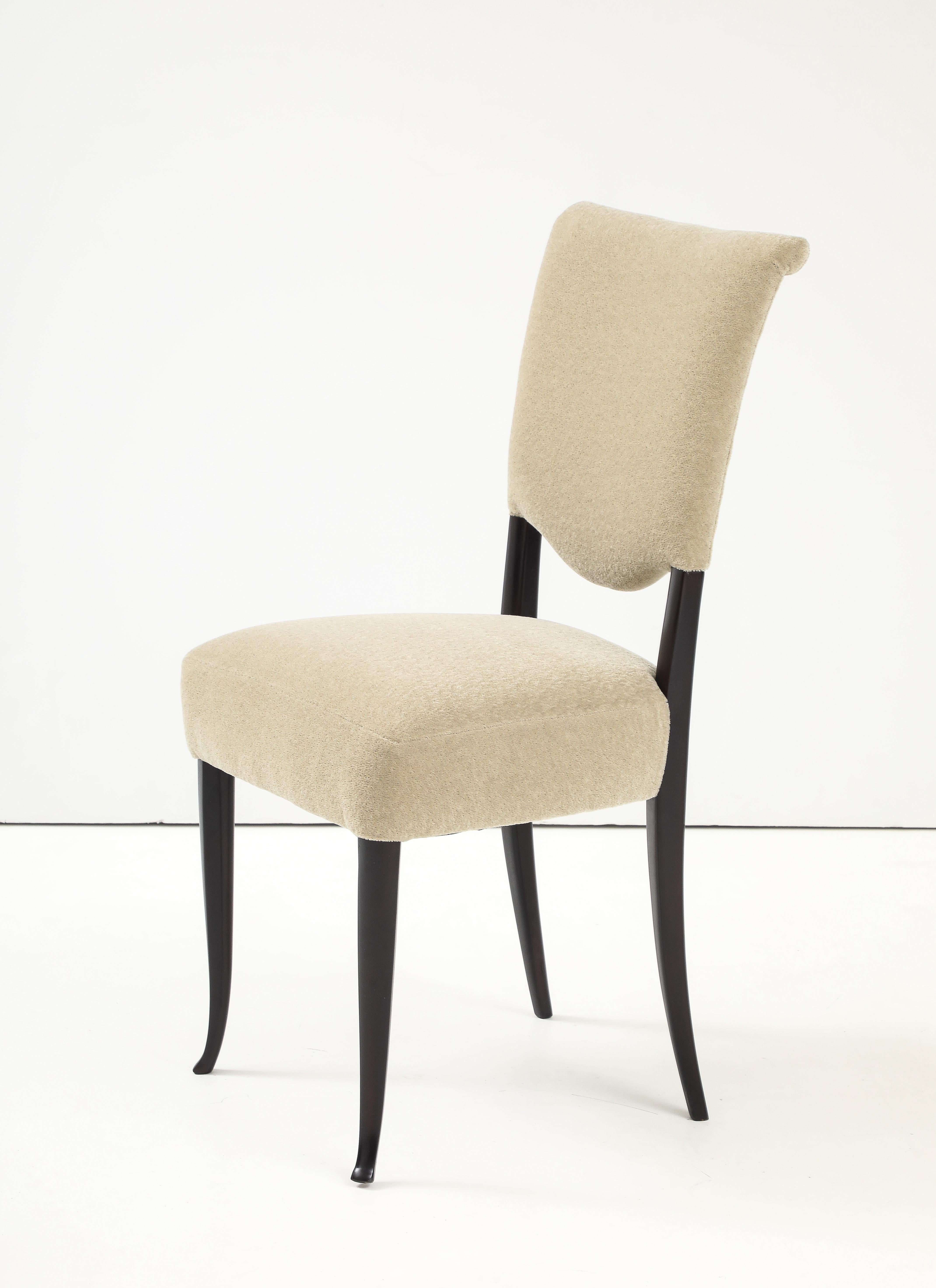 Fabelhafter Satz von 6 modernistischen italienischen Esszimmerstühlen aus ebonisiertem Holz der 1950er Jahre, neu gepolstert mit Donghia Mohair-Stoff, vollständig restauriert und neu gepolstert, mit geringen alters- und gebrauchsbedingten