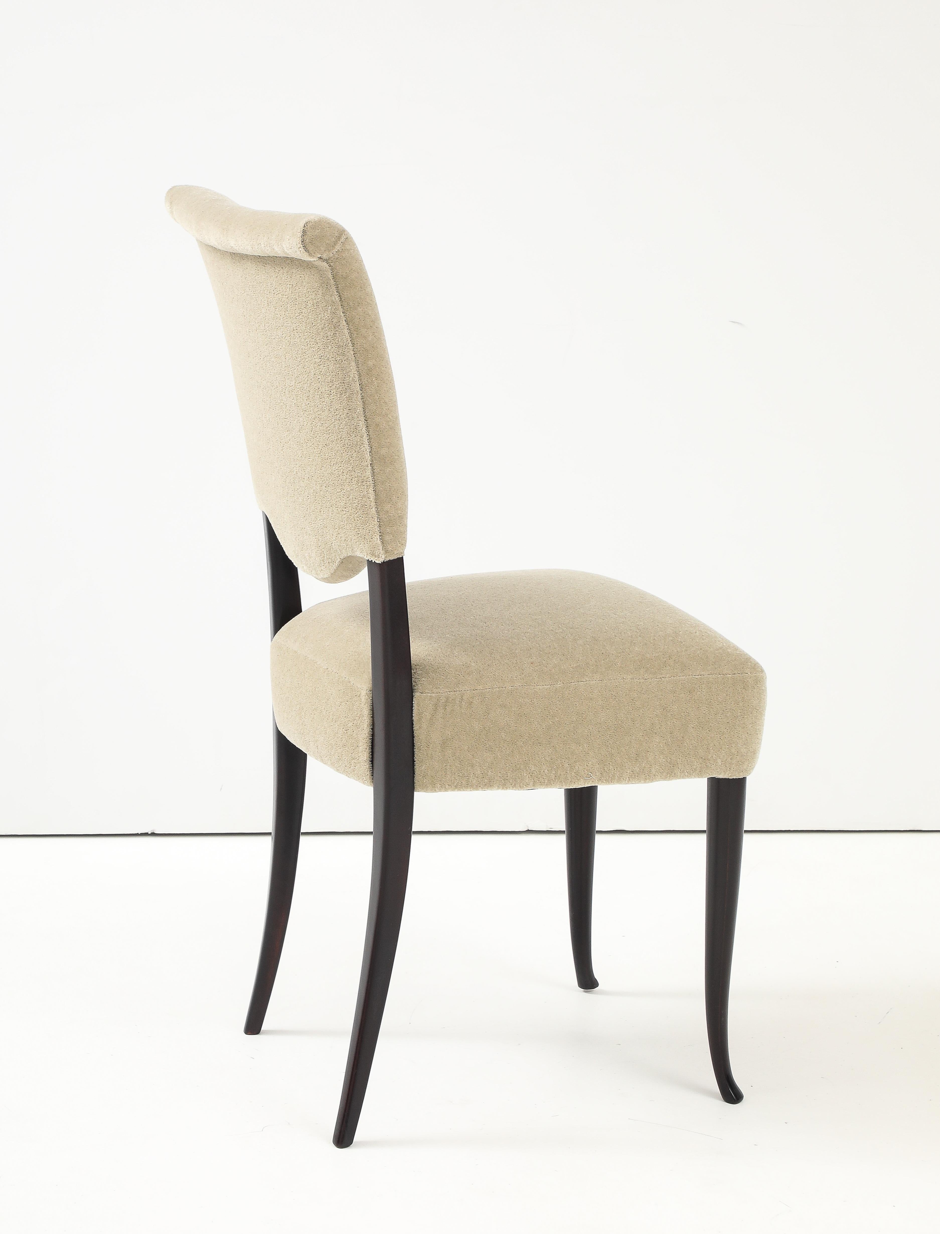 1950's Modernist Ebonized Wood Italienisch Esszimmerstühle In Donghia Mohair Stoff (Moderne der Mitte des Jahrhunderts) im Angebot