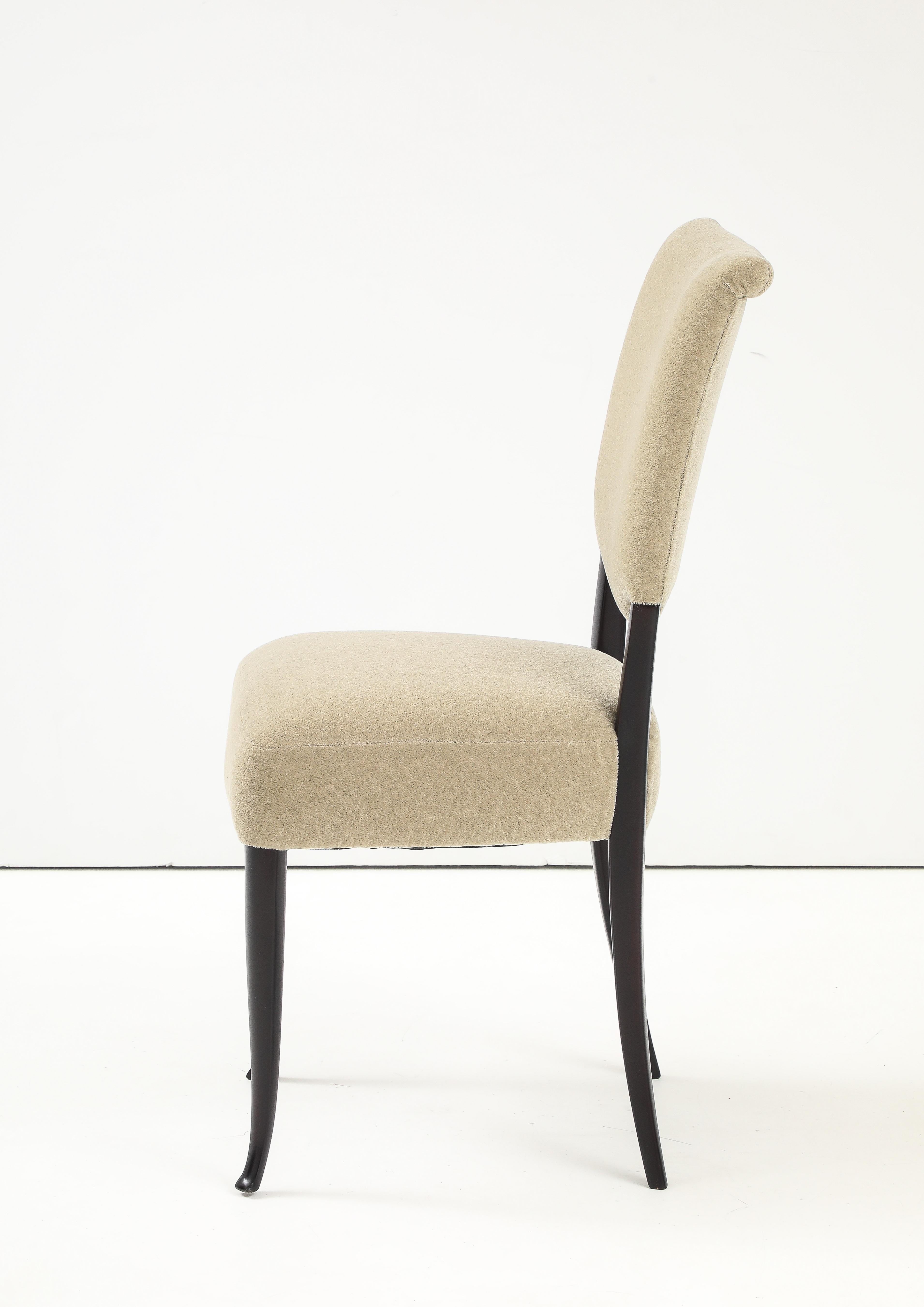 1950's Modernist Ebonized Wood Italienisch Esszimmerstühle In Donghia Mohair Stoff im Zustand „Gut“ im Angebot in New York, NY