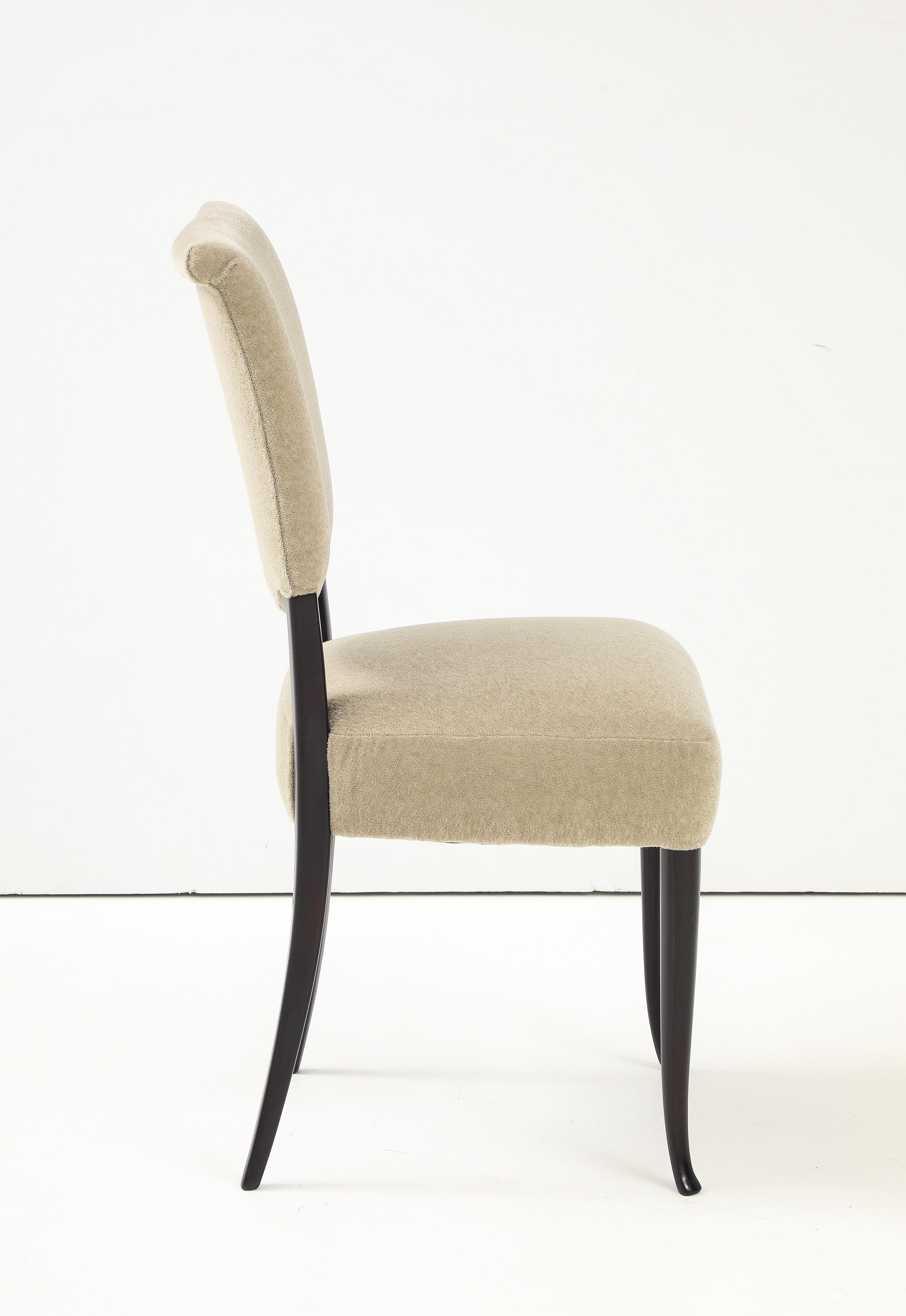 1950's Modernist Ebonized Wood Italienisch Esszimmerstühle In Donghia Mohair Stoff (Mitte des 20. Jahrhunderts) im Angebot