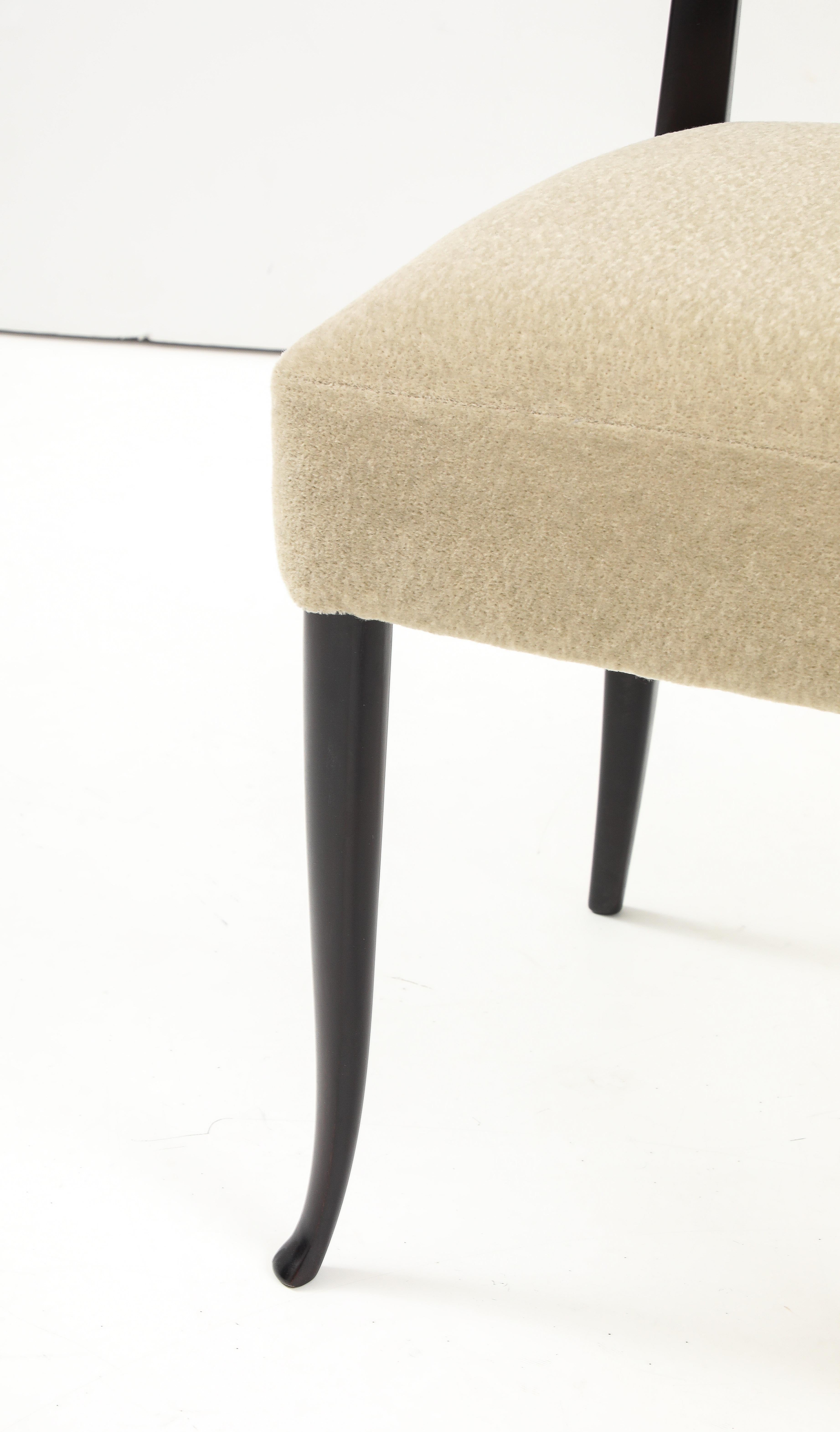 1950's Modernist Ebonized Wood Italienisch Esszimmerstühle In Donghia Mohair Stoff (Mohairwolle) im Angebot