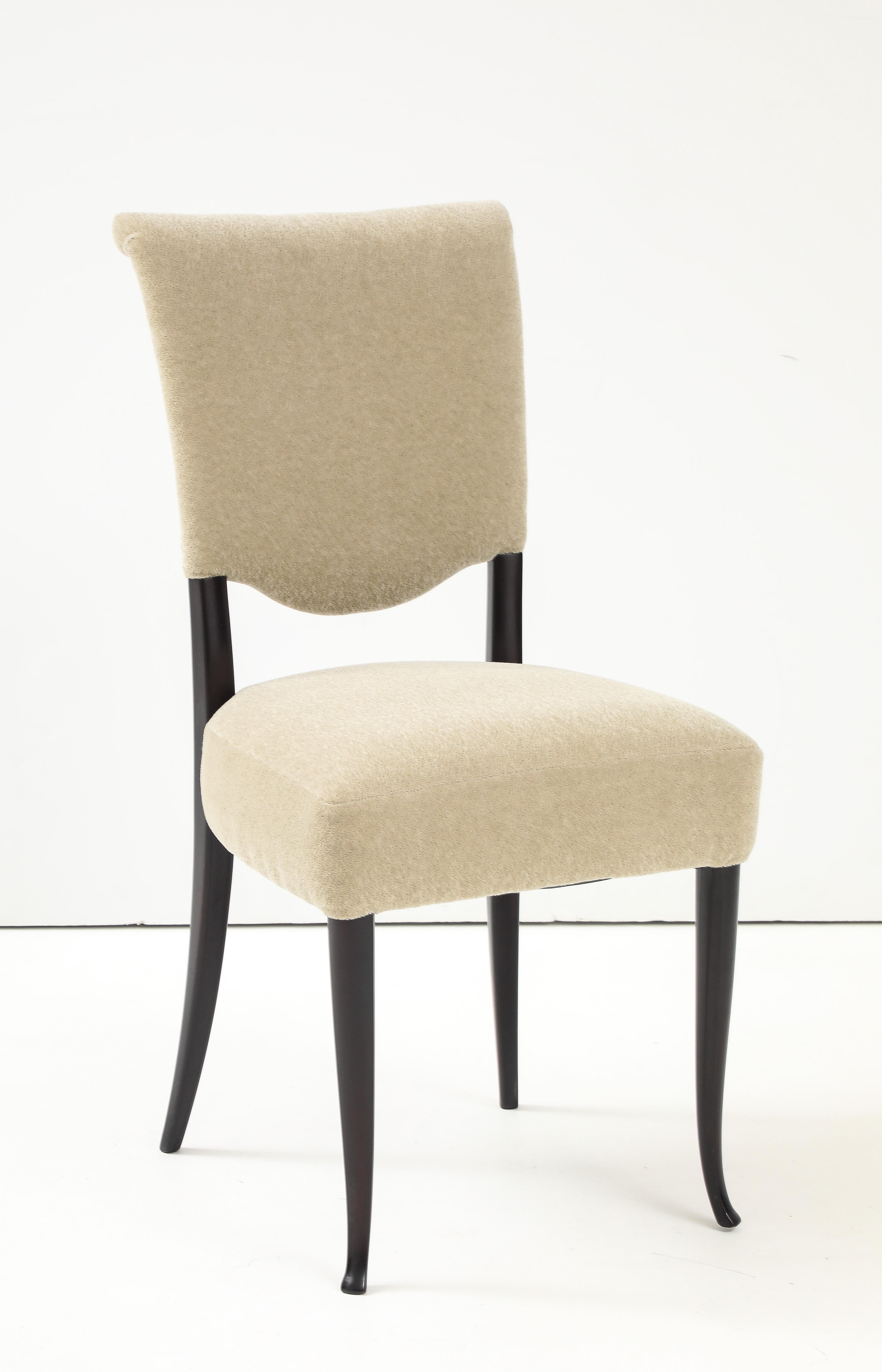 1950's Modernist Ebonized Wood Italienisch Esszimmerstühle In Donghia Mohair Stoff im Angebot 3