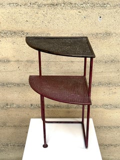 Table d'appoint en fer français moderniste des années 1950 avec étagères en métal perforé