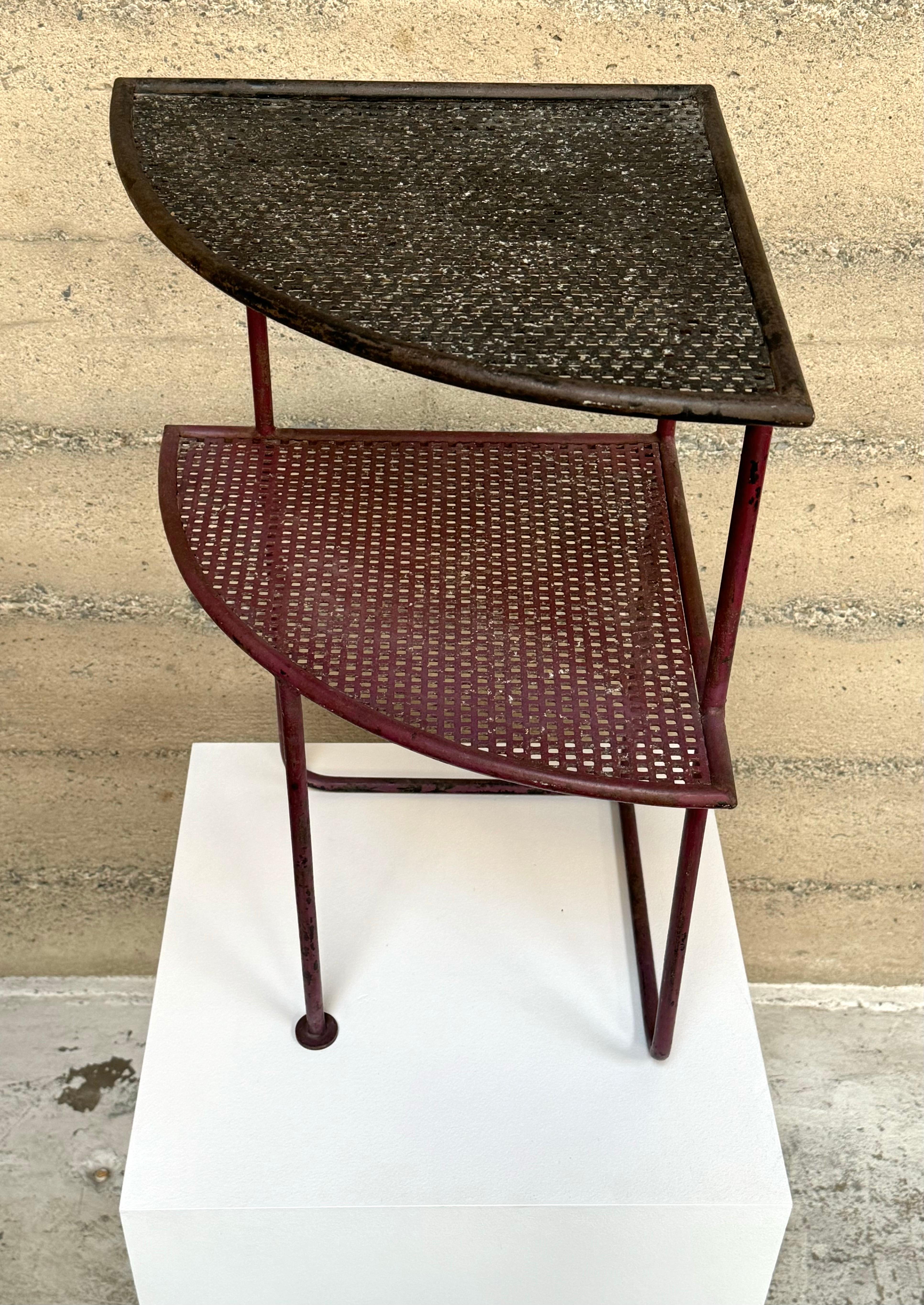 Mid-Century Modern Table d'appoint en fer français moderniste des années 1950 avec étagères en métal perforé en vente