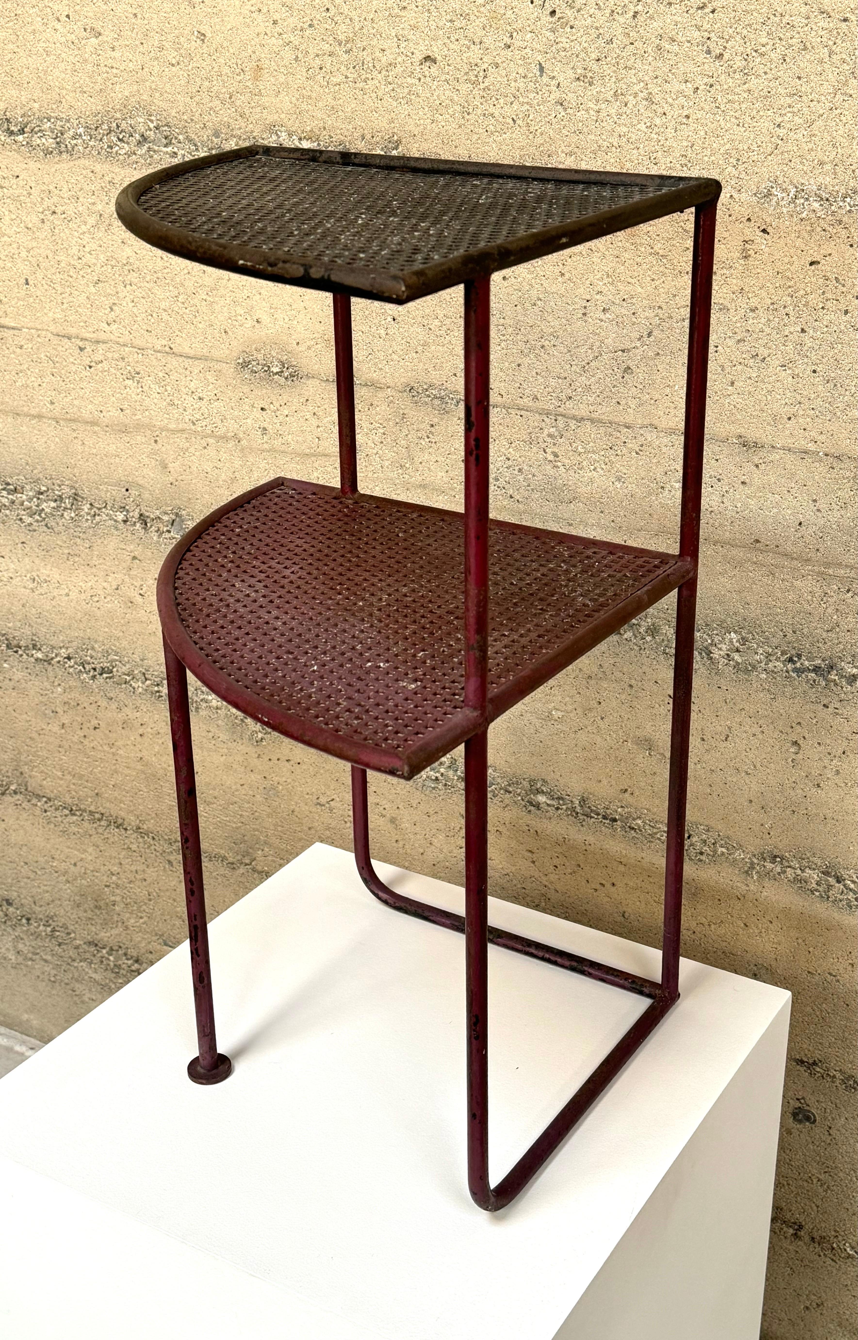 Fait main Table d'appoint en fer français moderniste des années 1950 avec étagères en métal perforé en vente