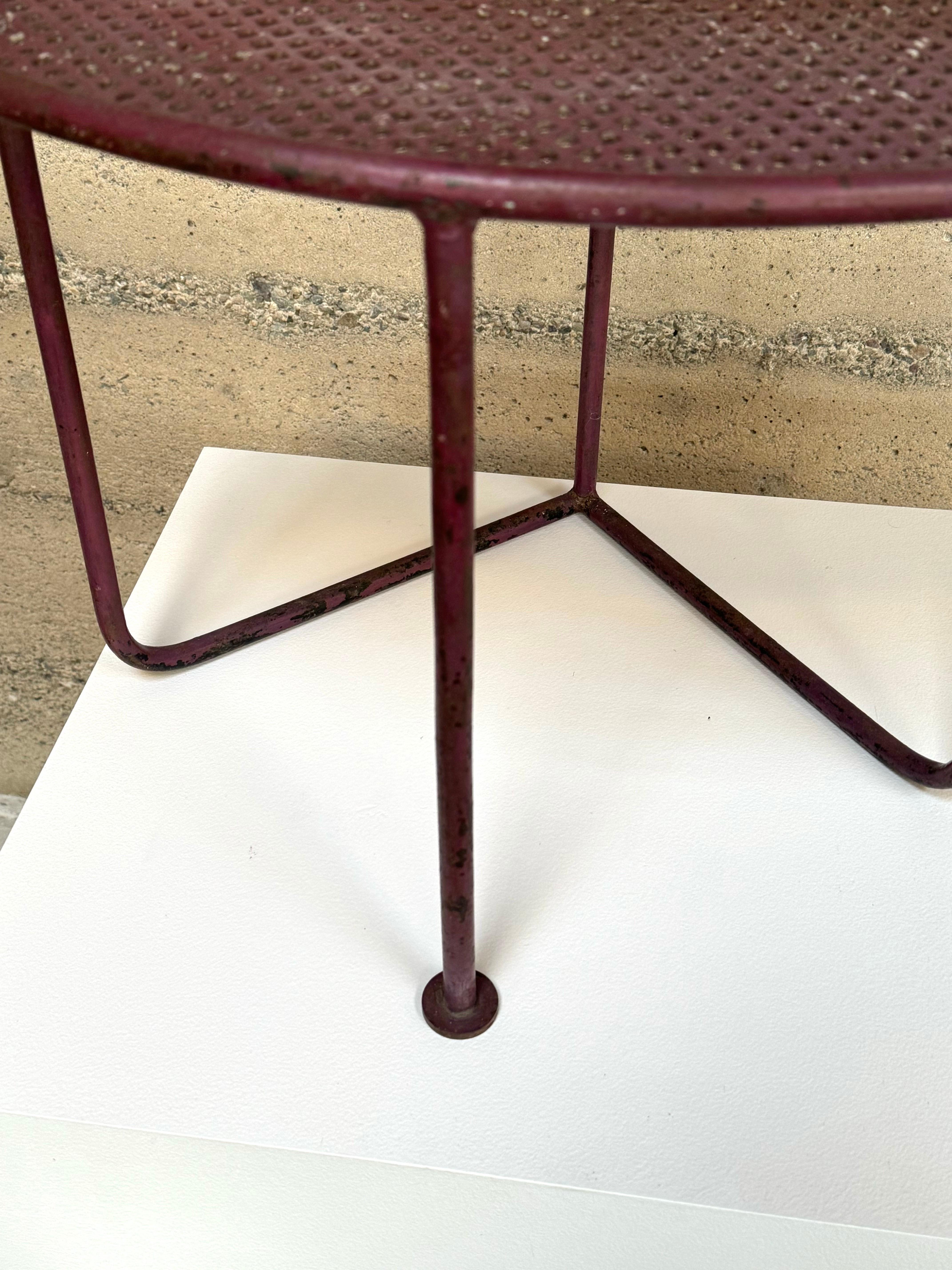 Milieu du XXe siècle Table d'appoint en fer français moderniste des années 1950 avec étagères en métal perforé en vente