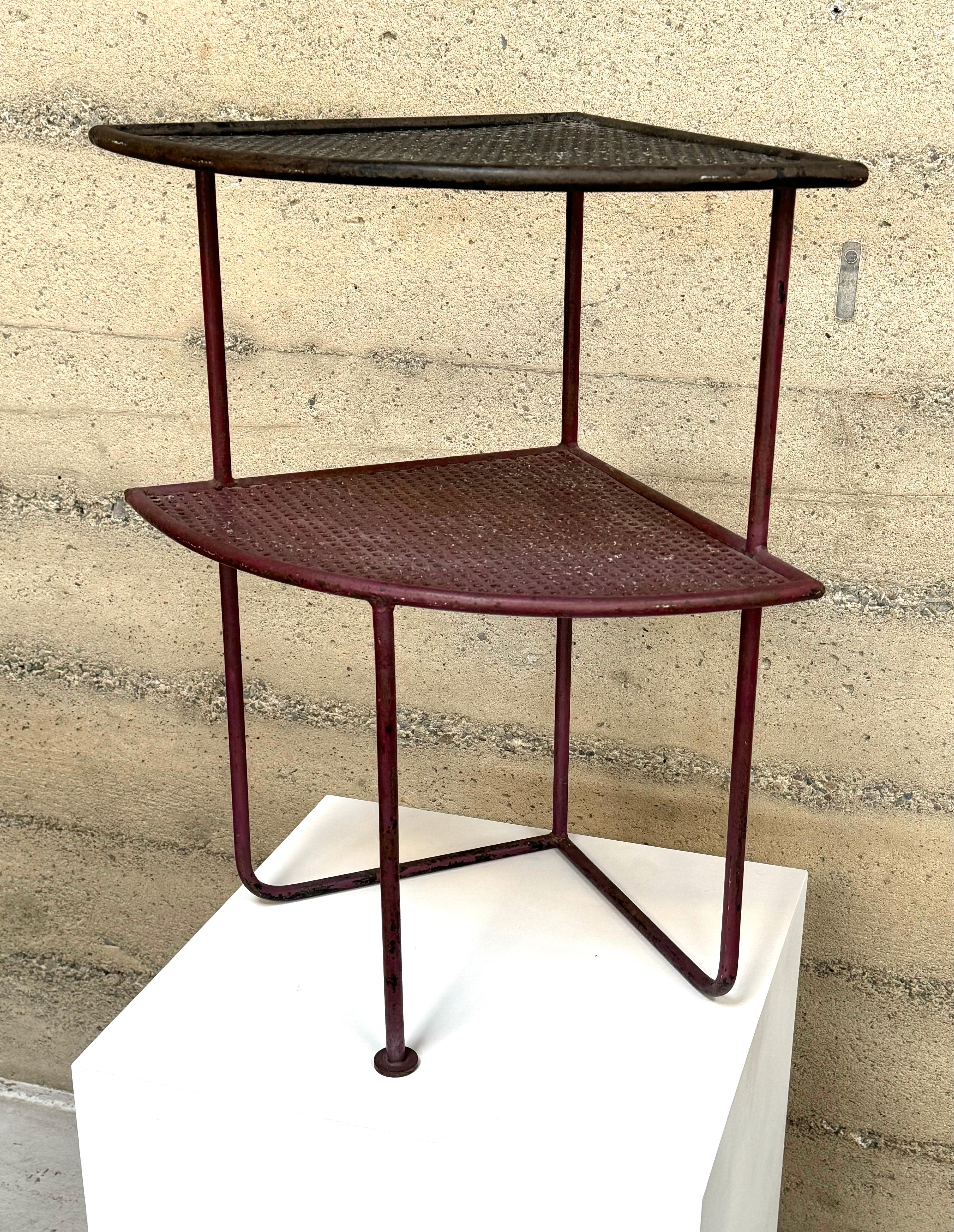 Fer Table d'appoint en fer français moderniste des années 1950 avec étagères en métal perforé en vente
