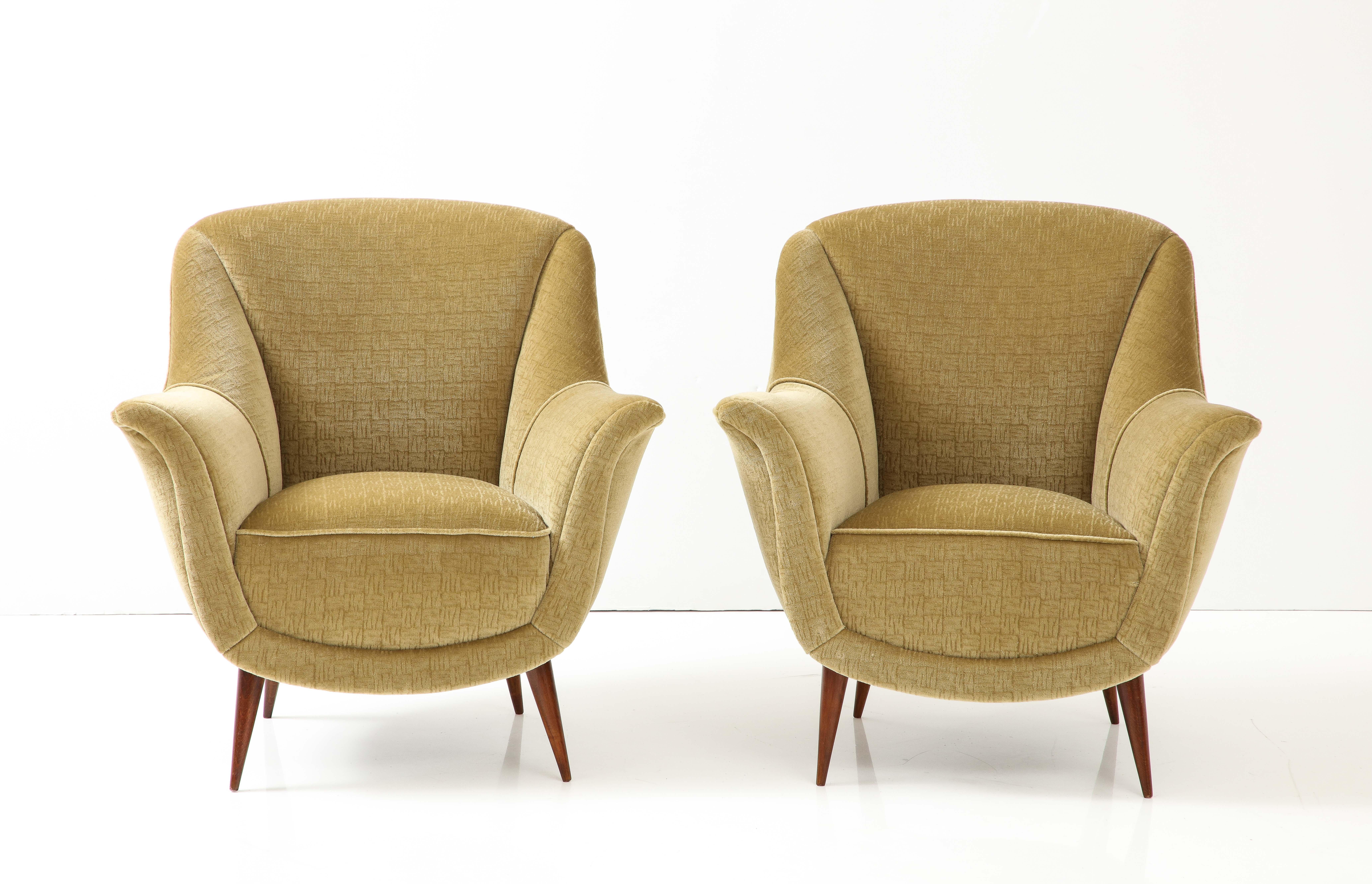 1950's Modernist Gio Ponti Style Italian Lounge Chairs In Mohair Polsterung im Angebot 3