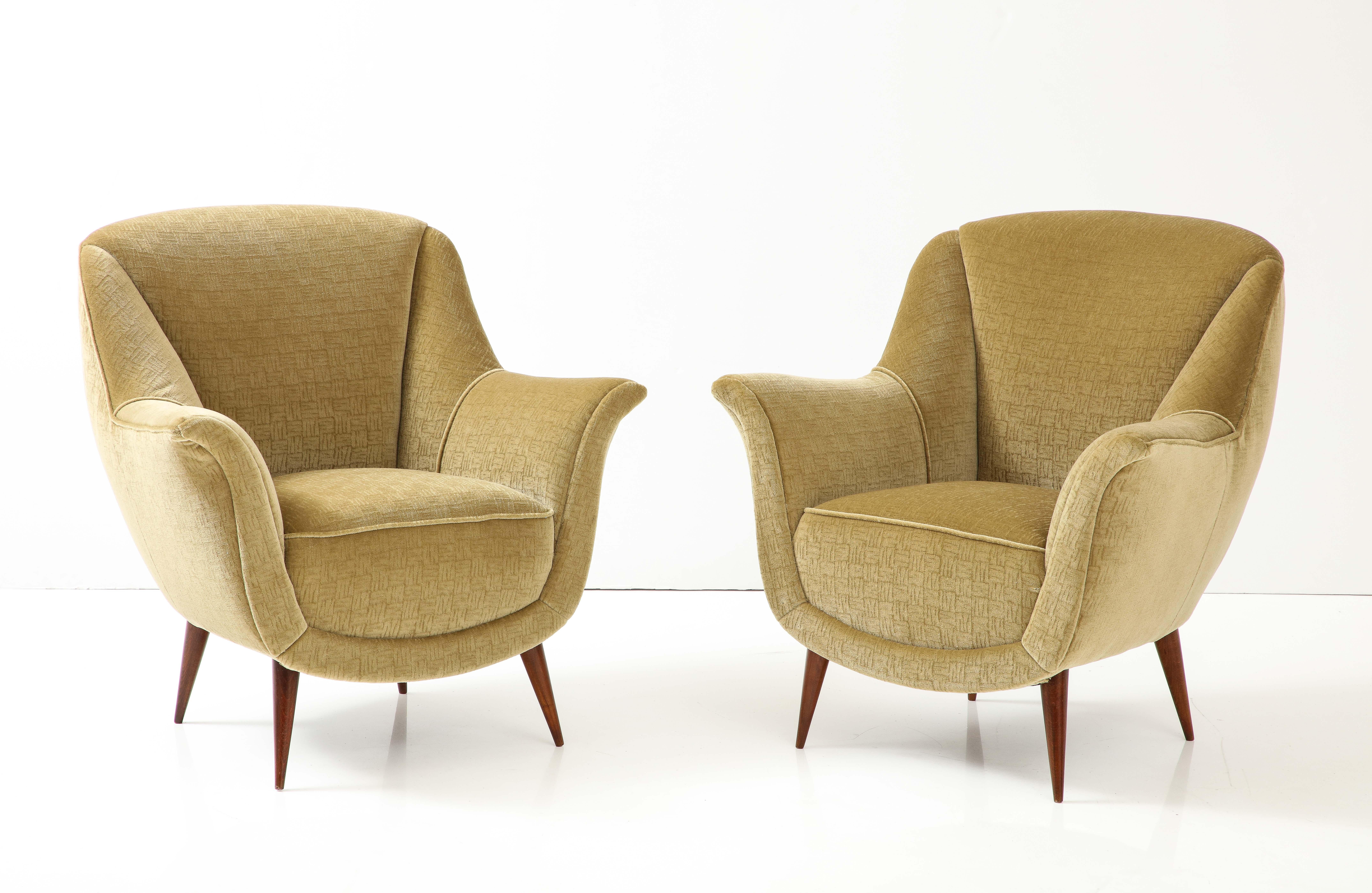 1950's Modernist Gio Ponti Style Italian Lounge Chairs In Mohair Polsterung im Angebot 4